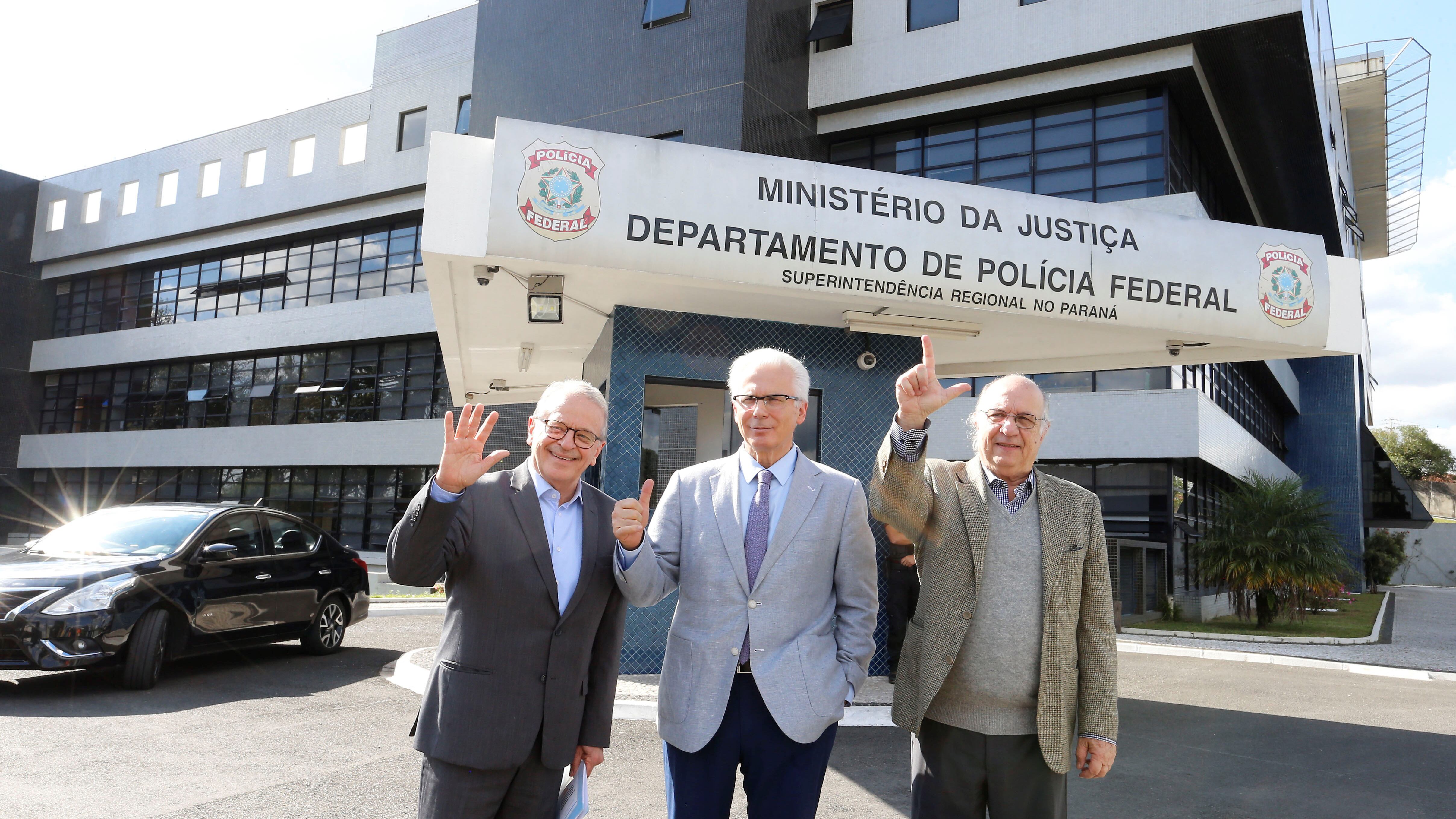 Baltasar Garzón (cent) junto a los exministros Tarso Genro y Paulo Vannuchi.
