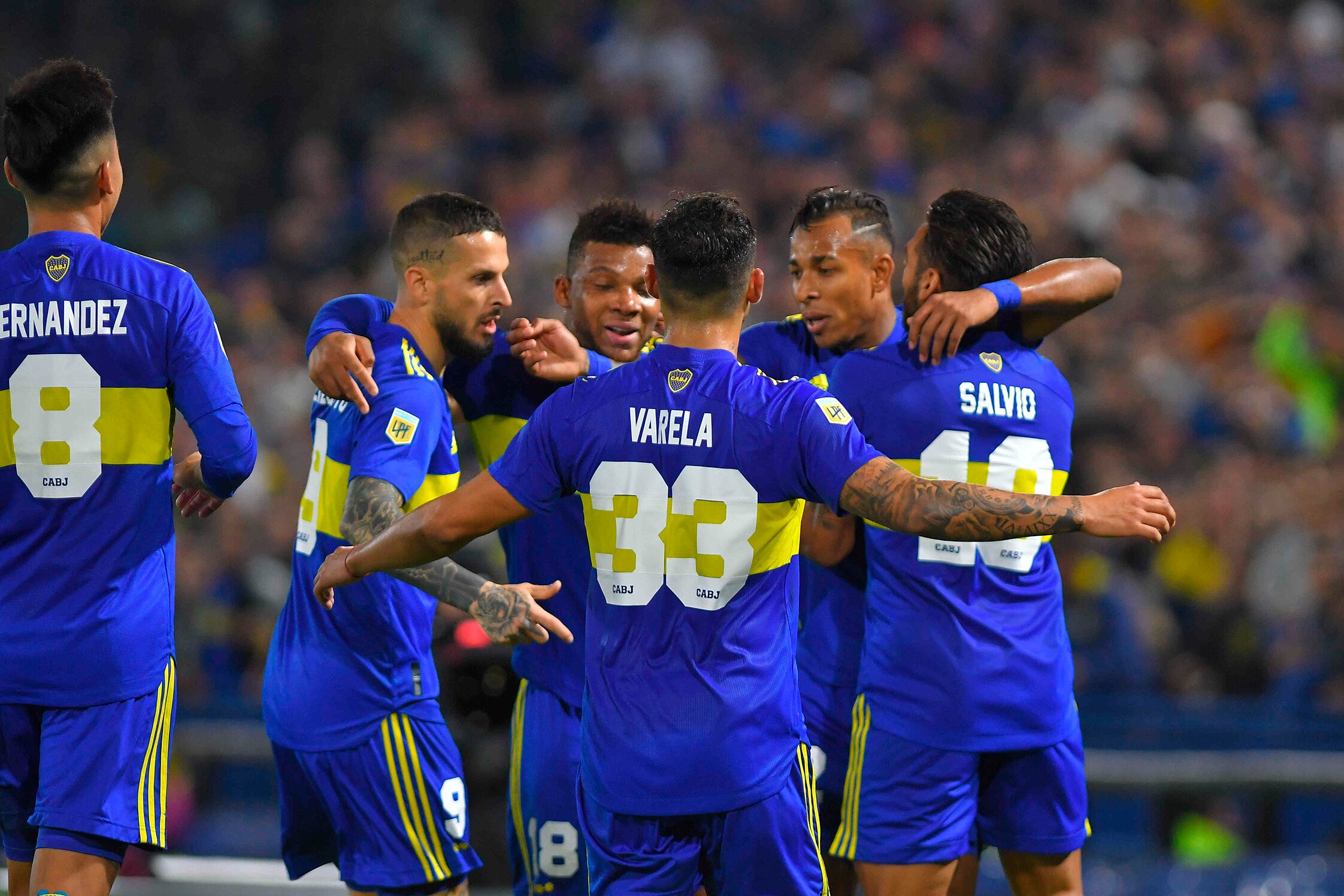 Los jugadores de Boca saludan a Villa, autor del primer gol 