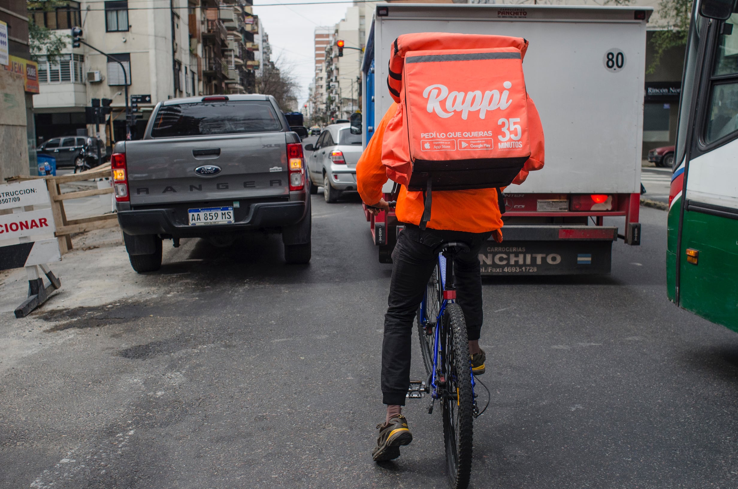 Las empresas del sector, como Rappi y PedidosYa, clasifican a los trabajadores como "colaboradores".