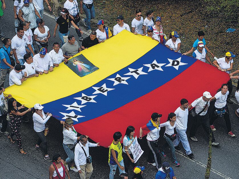 Un grupo de opositores participa en la marcha del silencio en la capital venezolana.