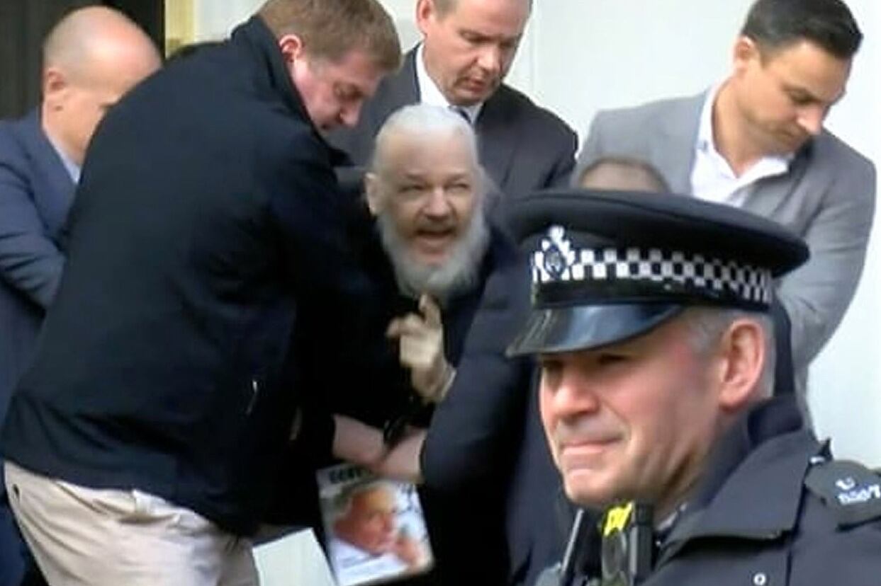 Assange, el día que fue detenido en la embajada de Ecuador en Londres.