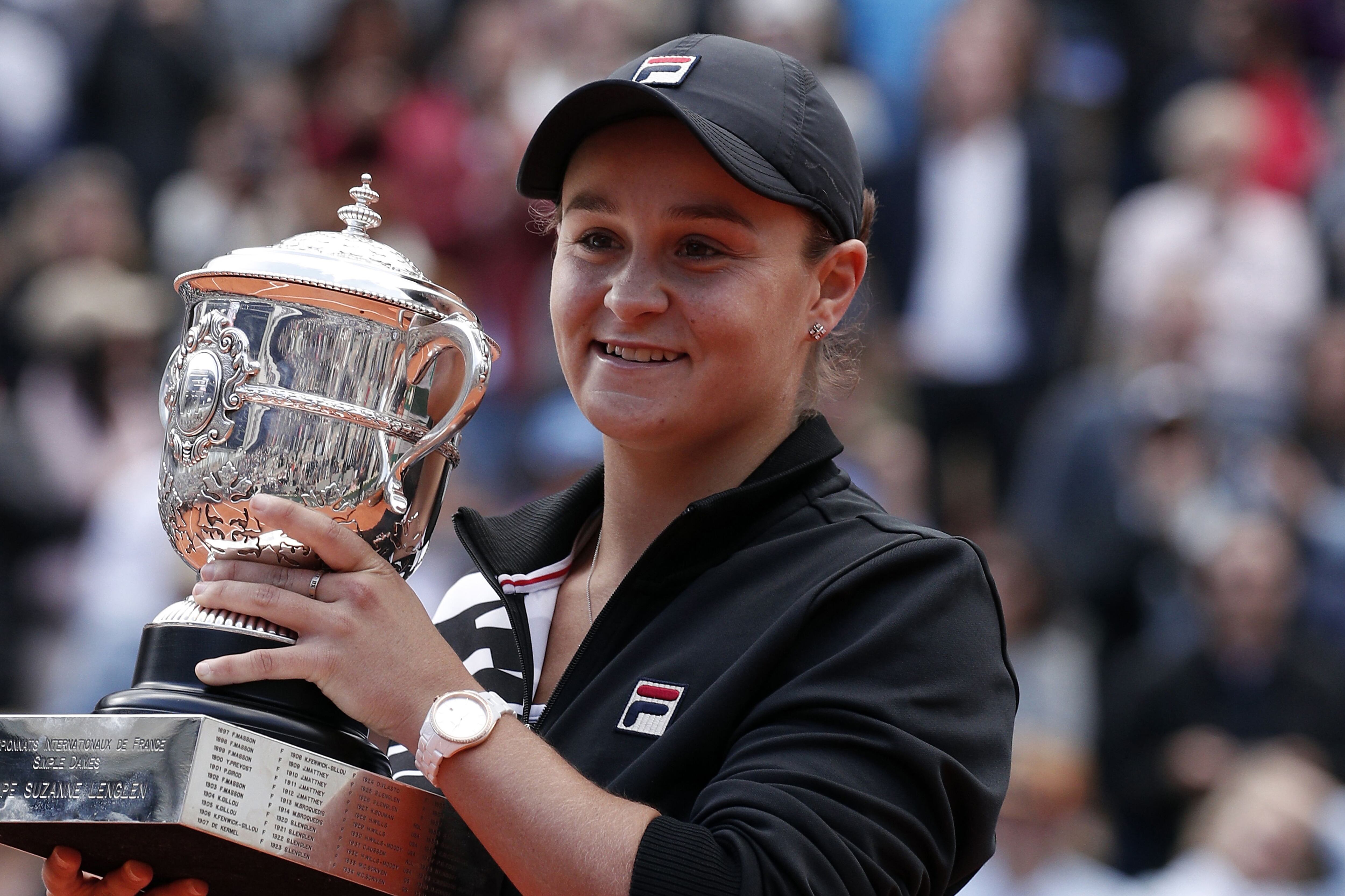 La australiana Ashleigh Barty levanta el trofeo en Roland Garros.