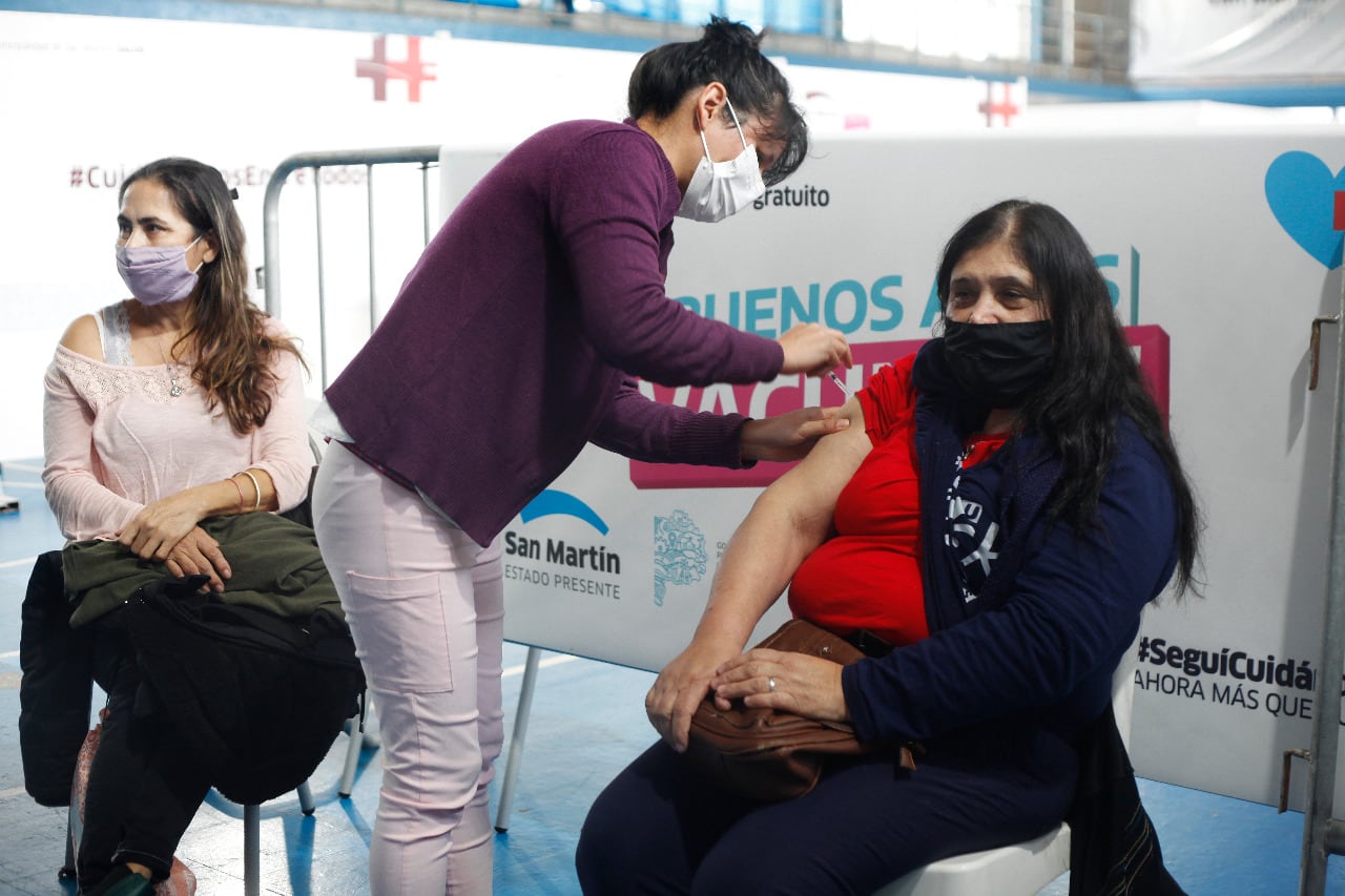 "Es más peligroso no tener las dos dosis a tener un efecto adverso por la combinación", plantea el neumonólogo Alejandro Chirino.