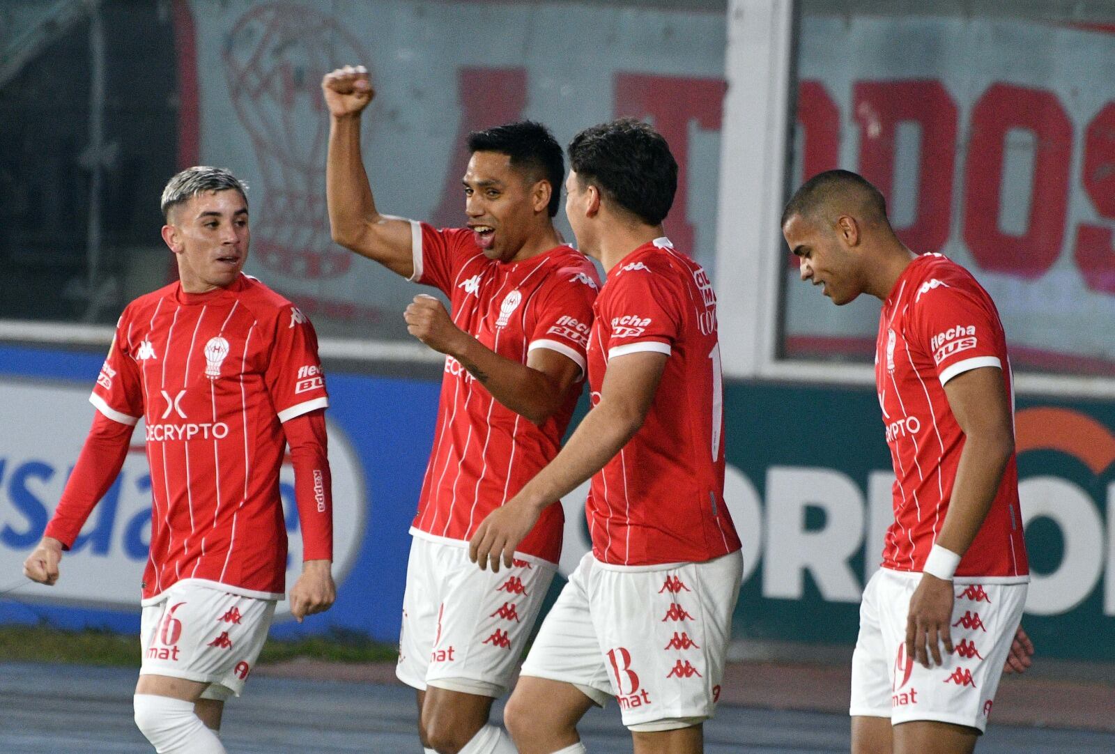 Huracán celebra el primero de sus goles frente a Racing