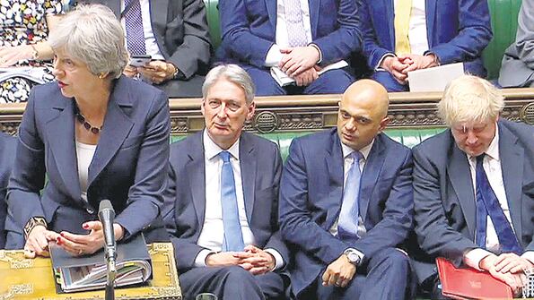 La derrota en los Lores y la posibilidad de una rebelión en los Comunes dejan contra las cuerdas a Theresa May.