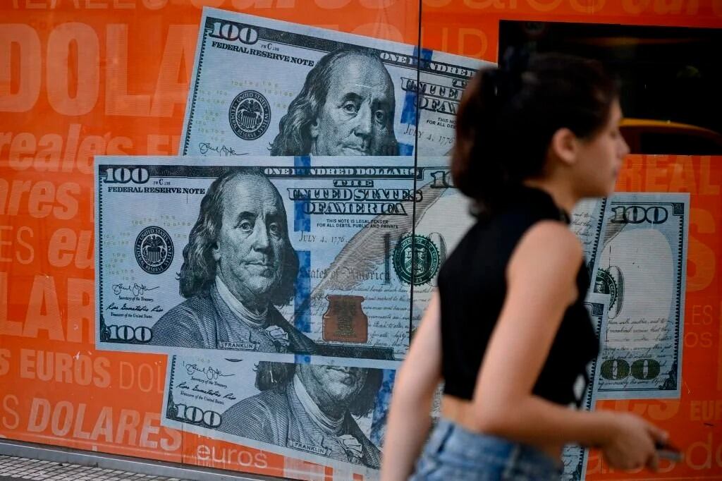 El dólar blue se ubicó este viernes en los 1050 pesos.