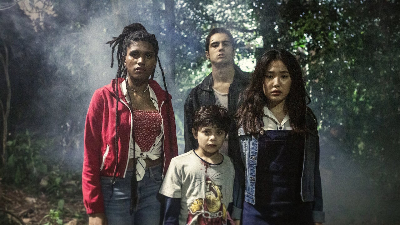 El grupo de chicos que protagoniza la serie intenta descubrir por qué razón los muertos están volviendo.