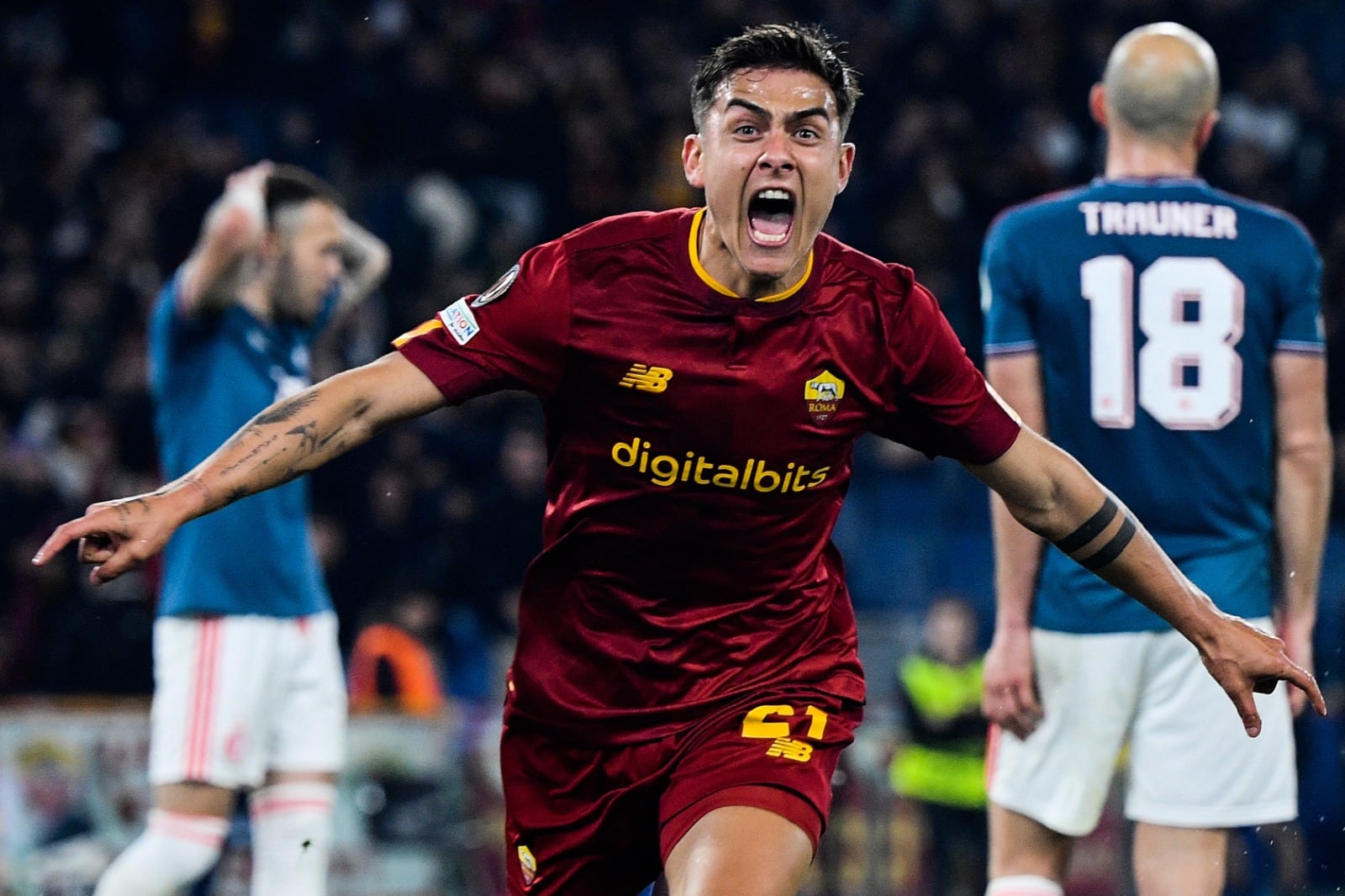 El golazo de Dybala le dio vida a la Roma, que pasó a semis