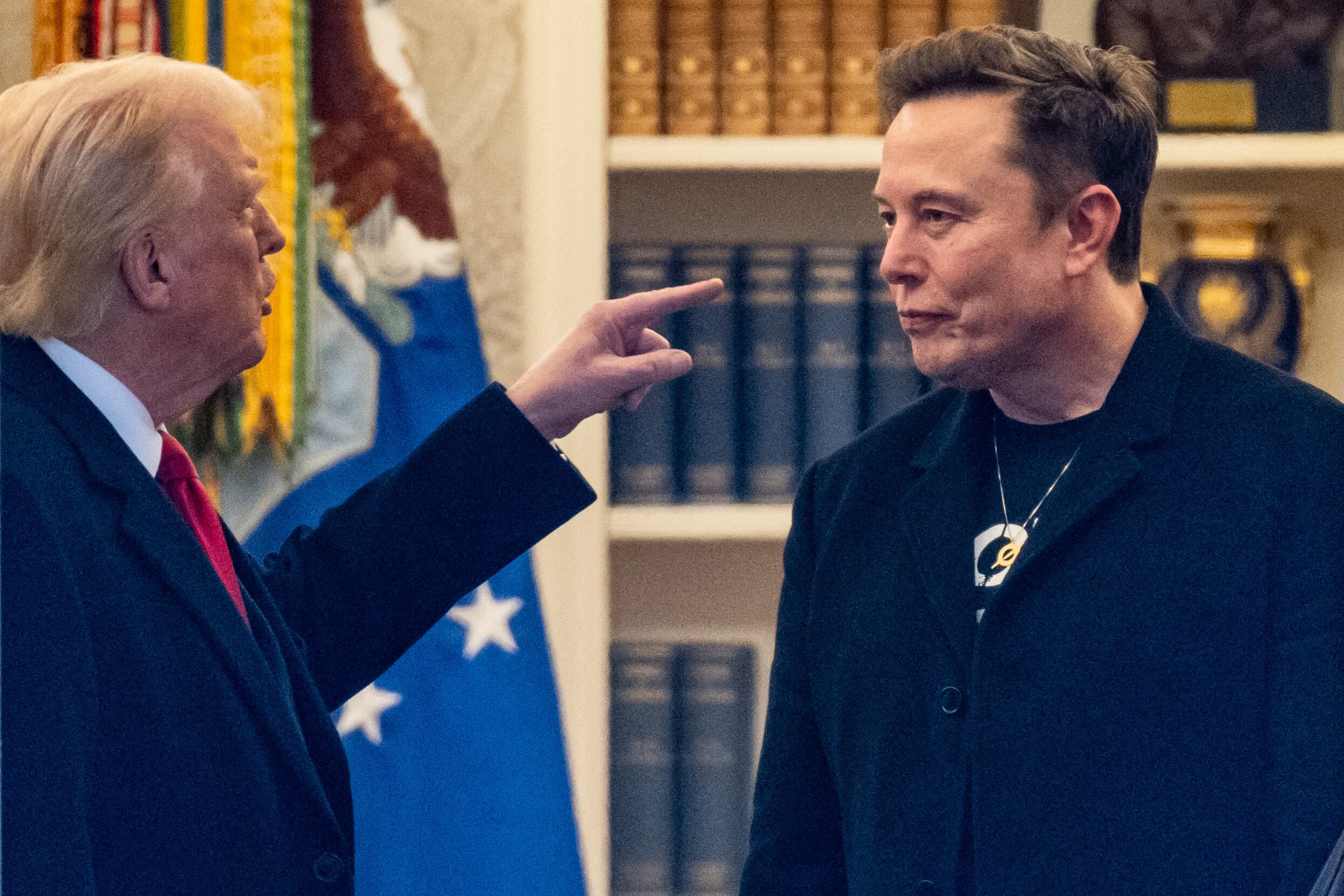 Donald Trump le apunta a Elon Musk en la Casa Blanca.