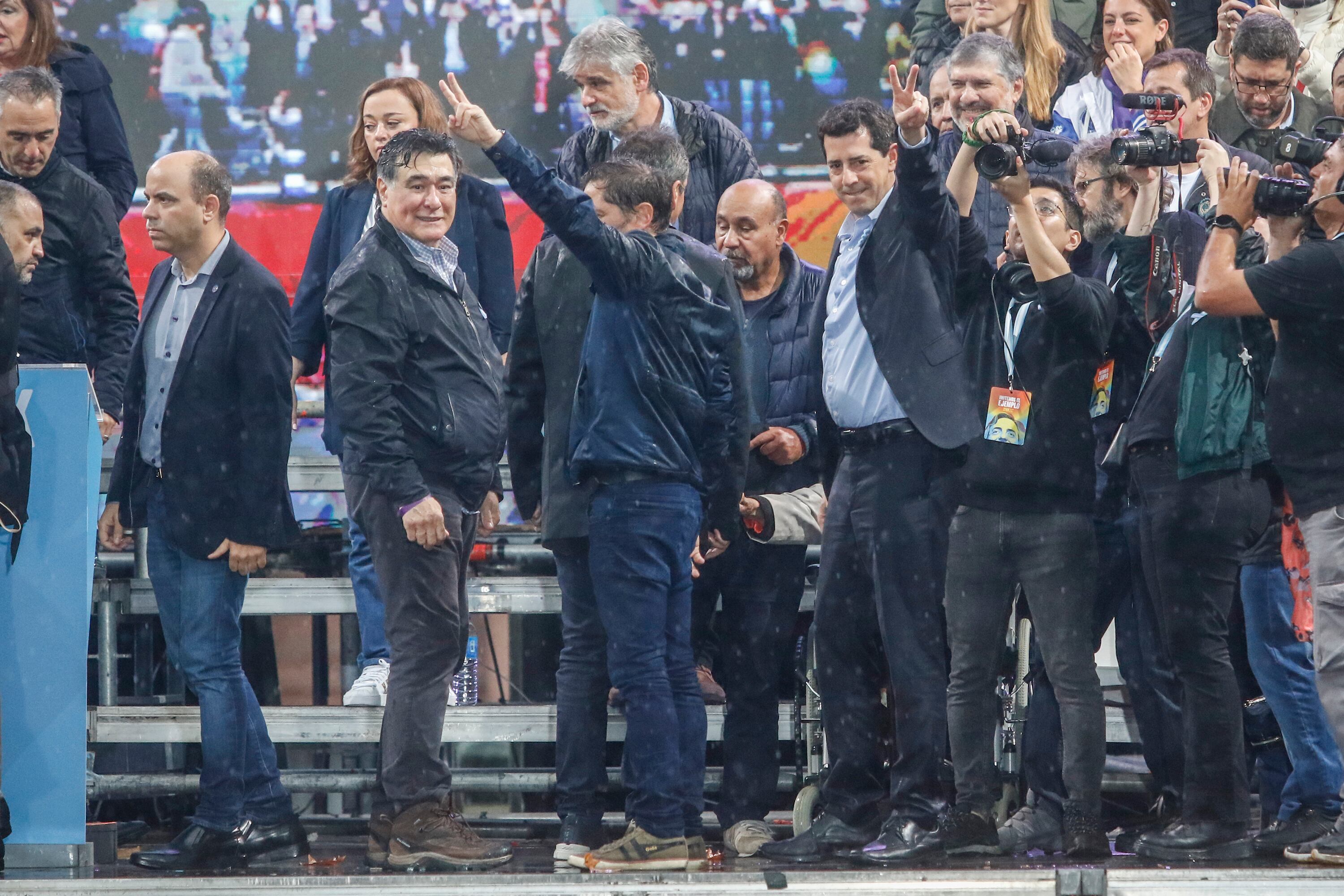 En el escenario, Wado de Pedro y Axel Kicillof saludan a la multitud que se acercó a la Plaza.