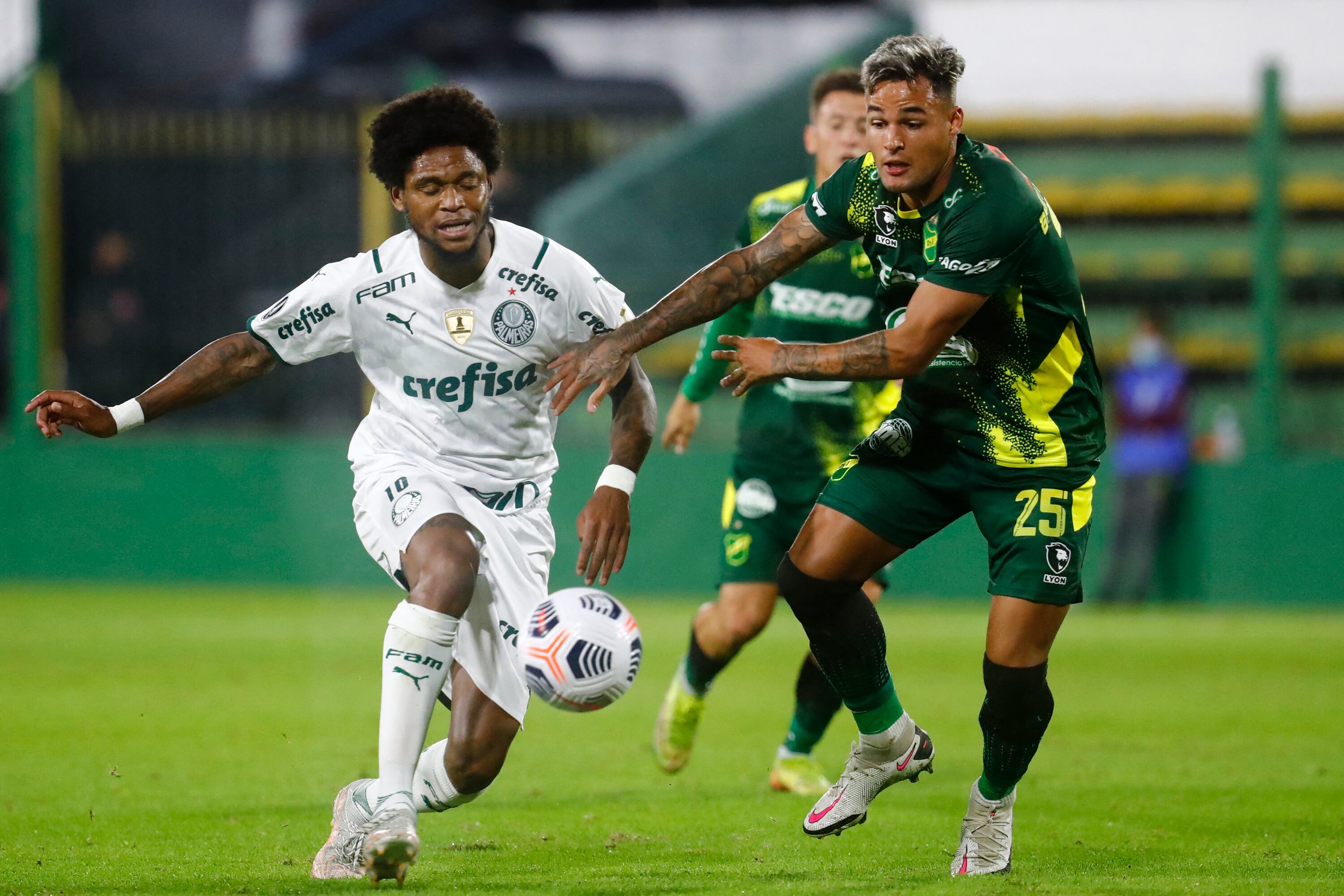 Defensa no pudo mantener el nivel ante los brasileños