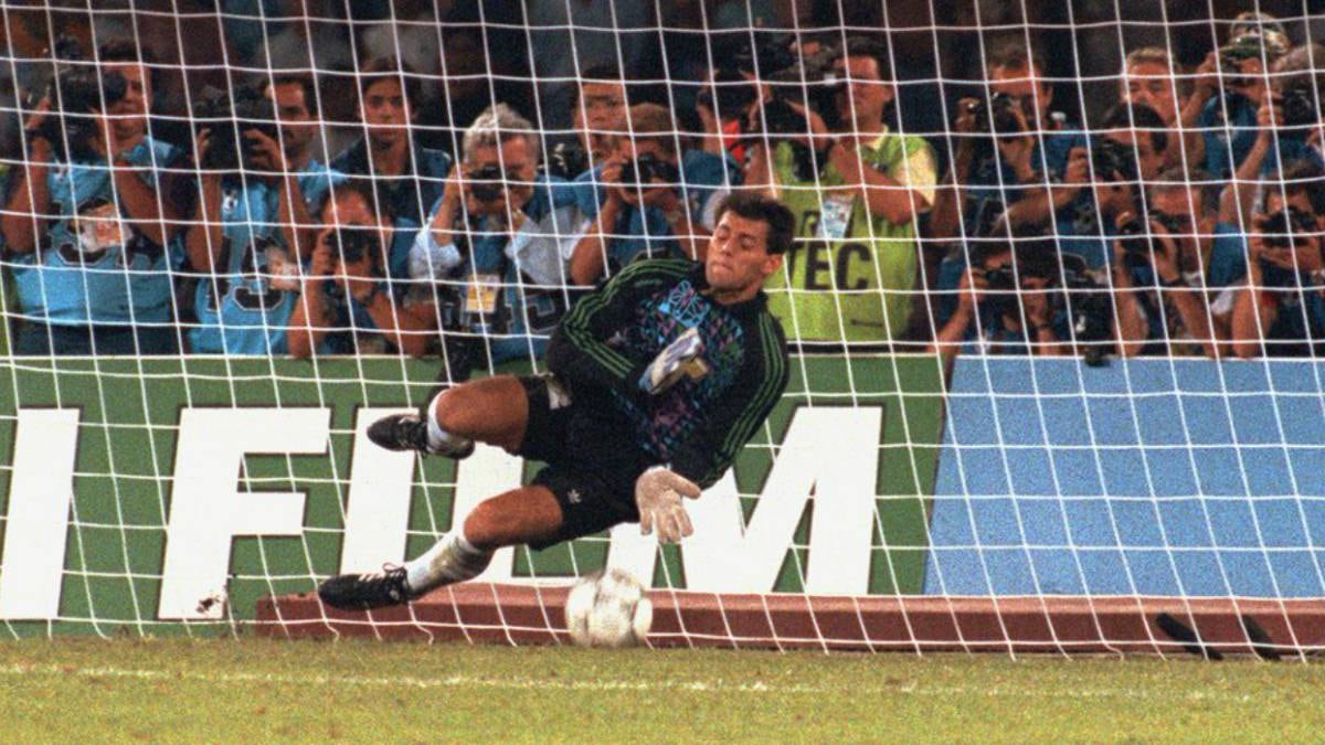 Momento histórico: Sergio Goycochea ataja su segundo penal en la definición desde los doce pasos ante Italia, y pasa a la final del Mundial 90. Atajó cuatro penales en ese torneo.