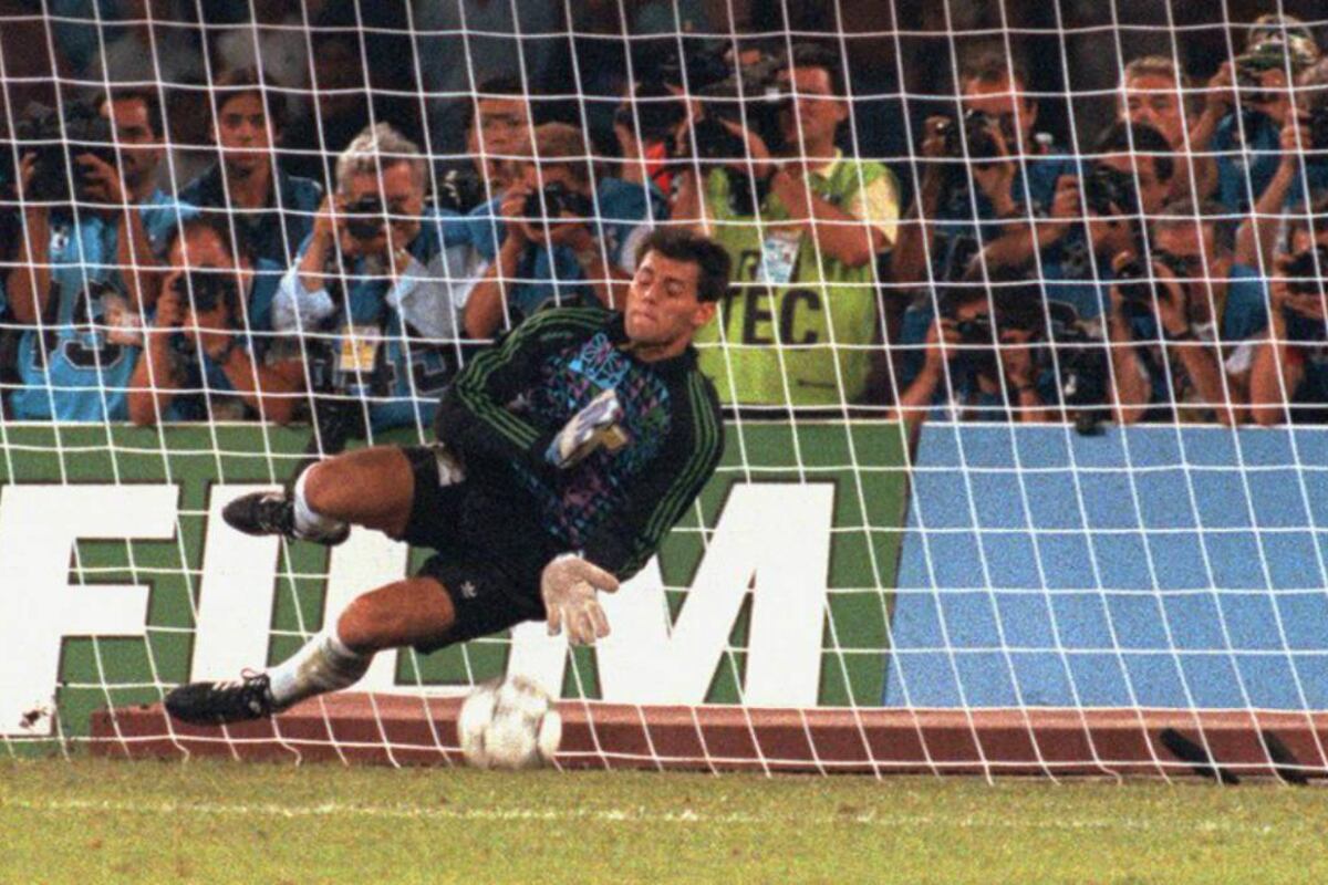 Momento histórico: Sergio Goycochea ataja su segundo penal en la definición desde los doce pasos ante Italia, y pasa a la final del Mundial 90. Atajó cuatro penales en ese torneo.