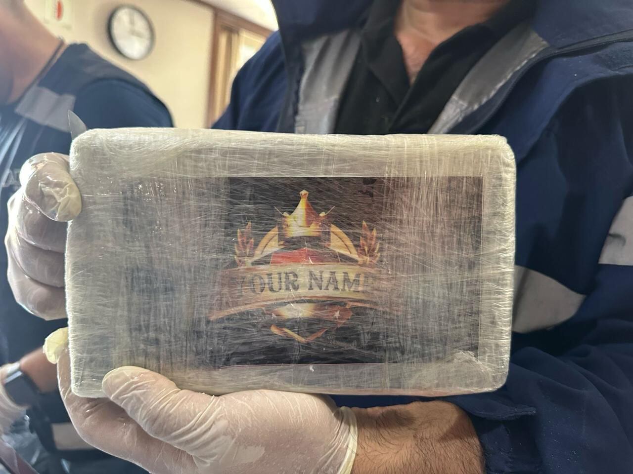 Uno de los paneles de cocaína incautados. 