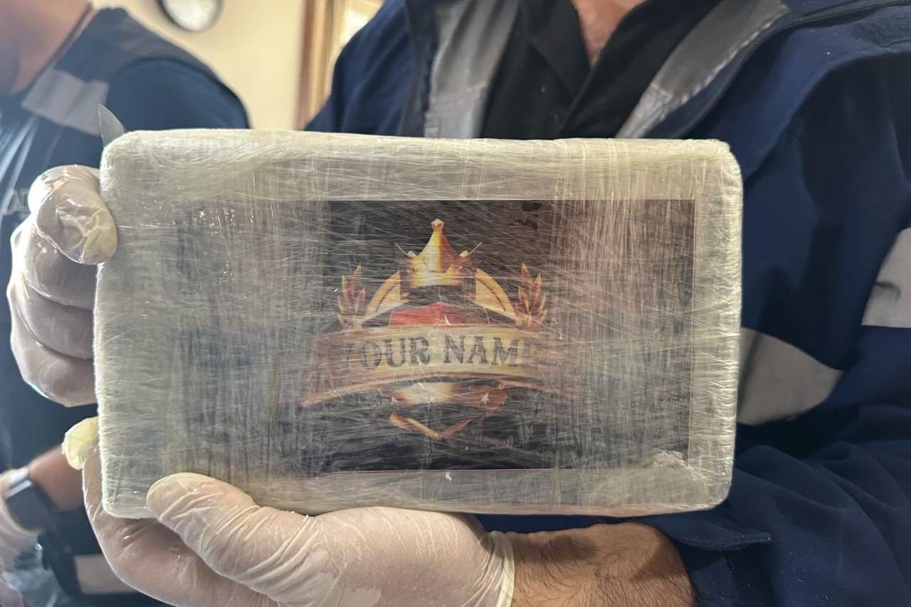 Uno de los paneles de cocaína incautados.