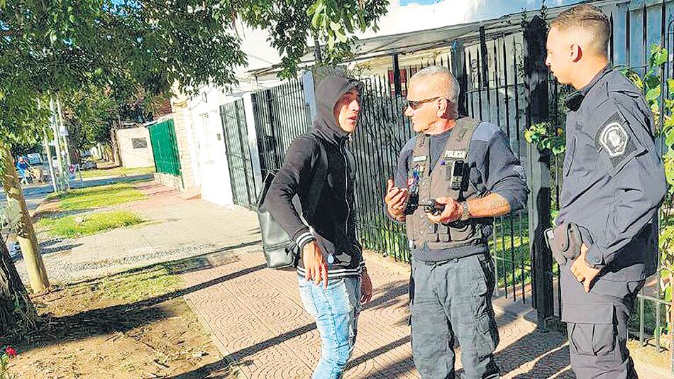 Centurión frente a los agentes de tránsito que lo detuvieron.