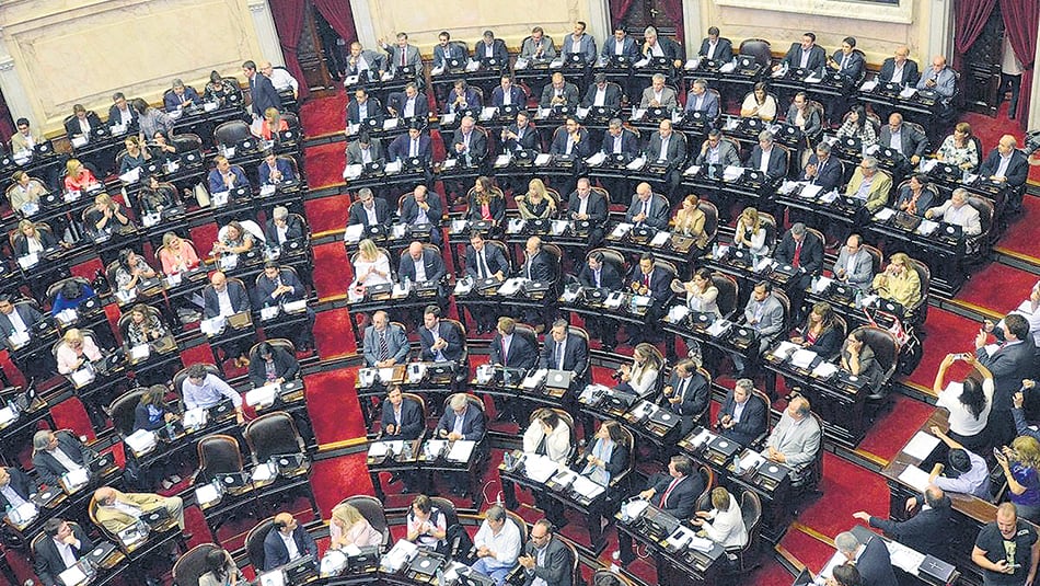 Luciano Laspina, diputado de Cambiemos, y Axel Kicillof, por FpV. A favor y en contra, dos voces protagónicas en el debate por la reforma.