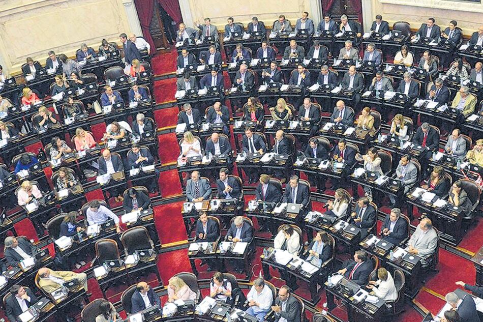 Luciano Laspina, diputado de Cambiemos, y Axel Kicillof, por FpV. A favor y en contra, dos voces protagónicas en el debate por la reforma.