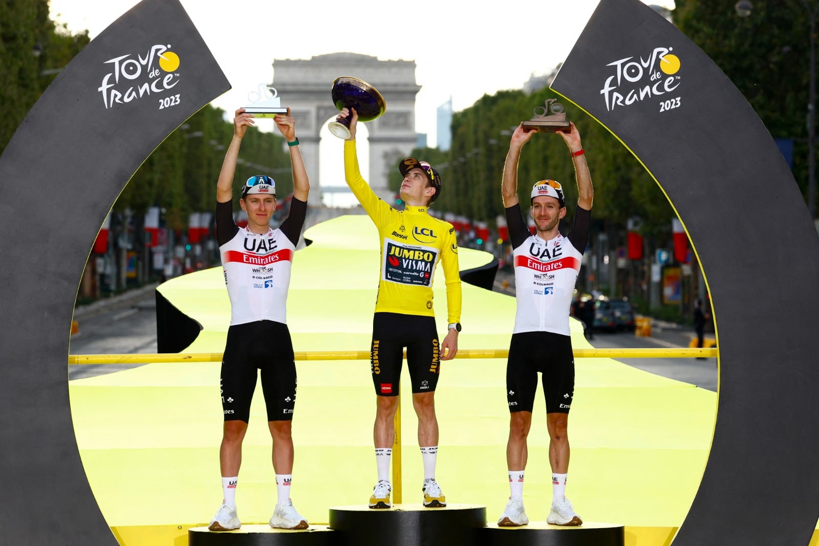 Vingegaard levanta su trofeo en París