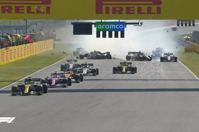 El desparramo en el fondo del pelotón cuando se reiniciaba la carrera.