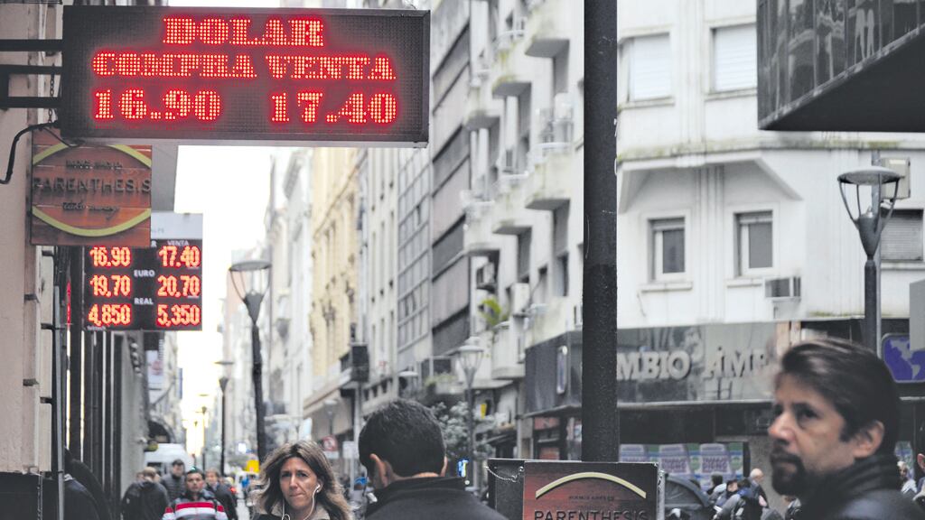 El aumento de la demanda y la restricción de la oferta, por la demora de las cerealeras en liquidar la cosecha, le meten presión al dólar.