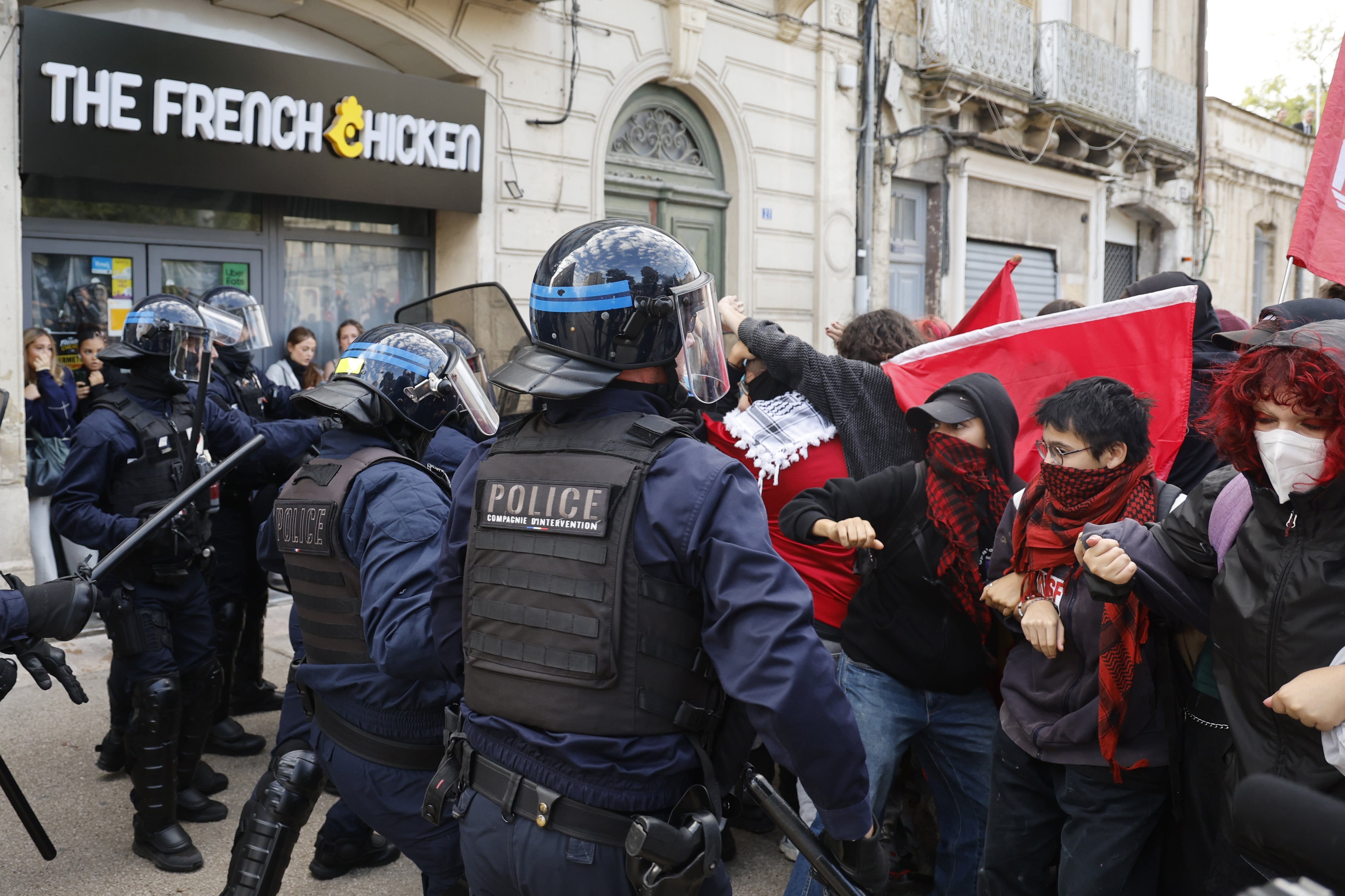 MONTPELLIER (France), 02/10/2026.- High school students face riot police during a protest over conditions in the education system in Montpellier, southern France, 02 October 2026. (Protestas, Francia) EFE/EPA/HORCAJUELO GUILLAUME