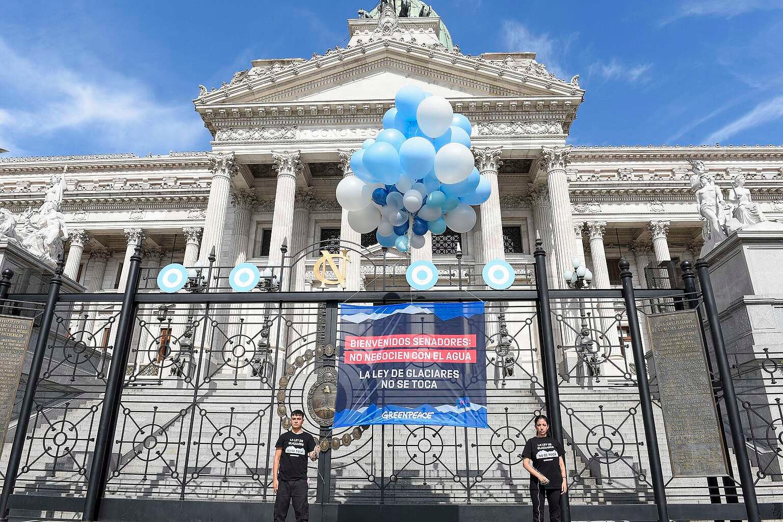 Bienvenidos senadores, ley de glaciares no se toca, con el agua no se necocia. Greenpeace recibe en el Congreso de la Nacion Argentina a senadores en el dia del tratmiento de la Ley de Glaciares. Ciudad de Buenos Aires, martes 3 de febrero de 2026. Foto GC/Greenpeace