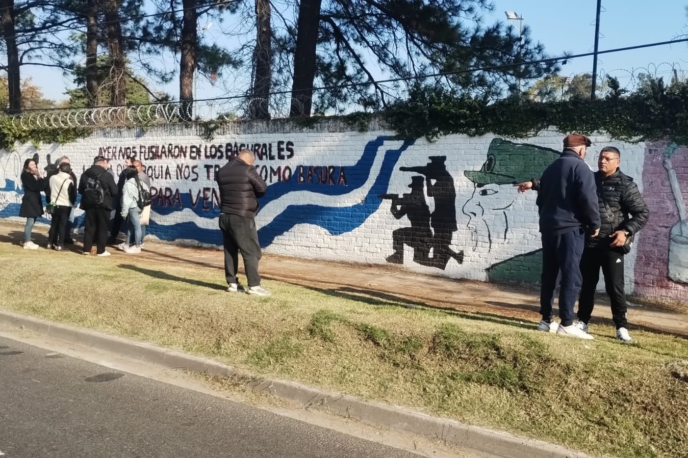 Pintada en Josè Leòn Suarez en homenaje a los fusilados