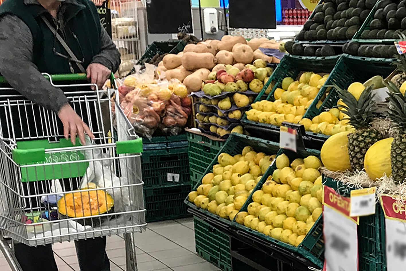 FOTO SANDRA CARTASSO 
        supermercado  gondolas  frutas  verduras