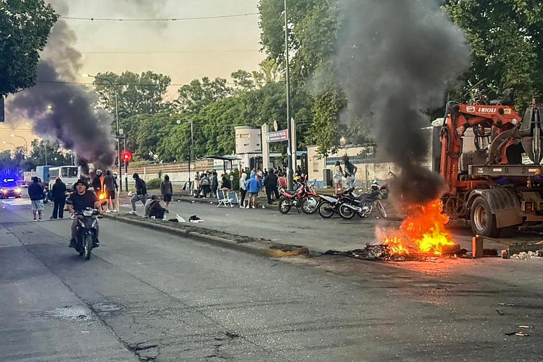 protesta policial en rosario, frente a la jefatura de policia