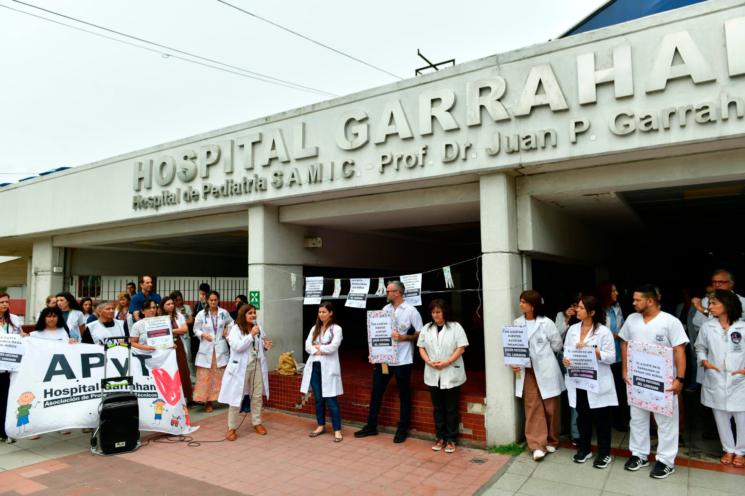 NOTICIAS ARGENTINAS BAIRES ENERO 9: La Asociación de Profesionales y Técnicos del Hospital Garrahan (APyT) denunciará mañana a las 12 la expulsión anticipada de 45 niños menores de 3 años del Jardín Maternal y el incumplimiento de la ley de Contrato de Trabajo por parte de la intervención designada por el Ministerio de Salud.
