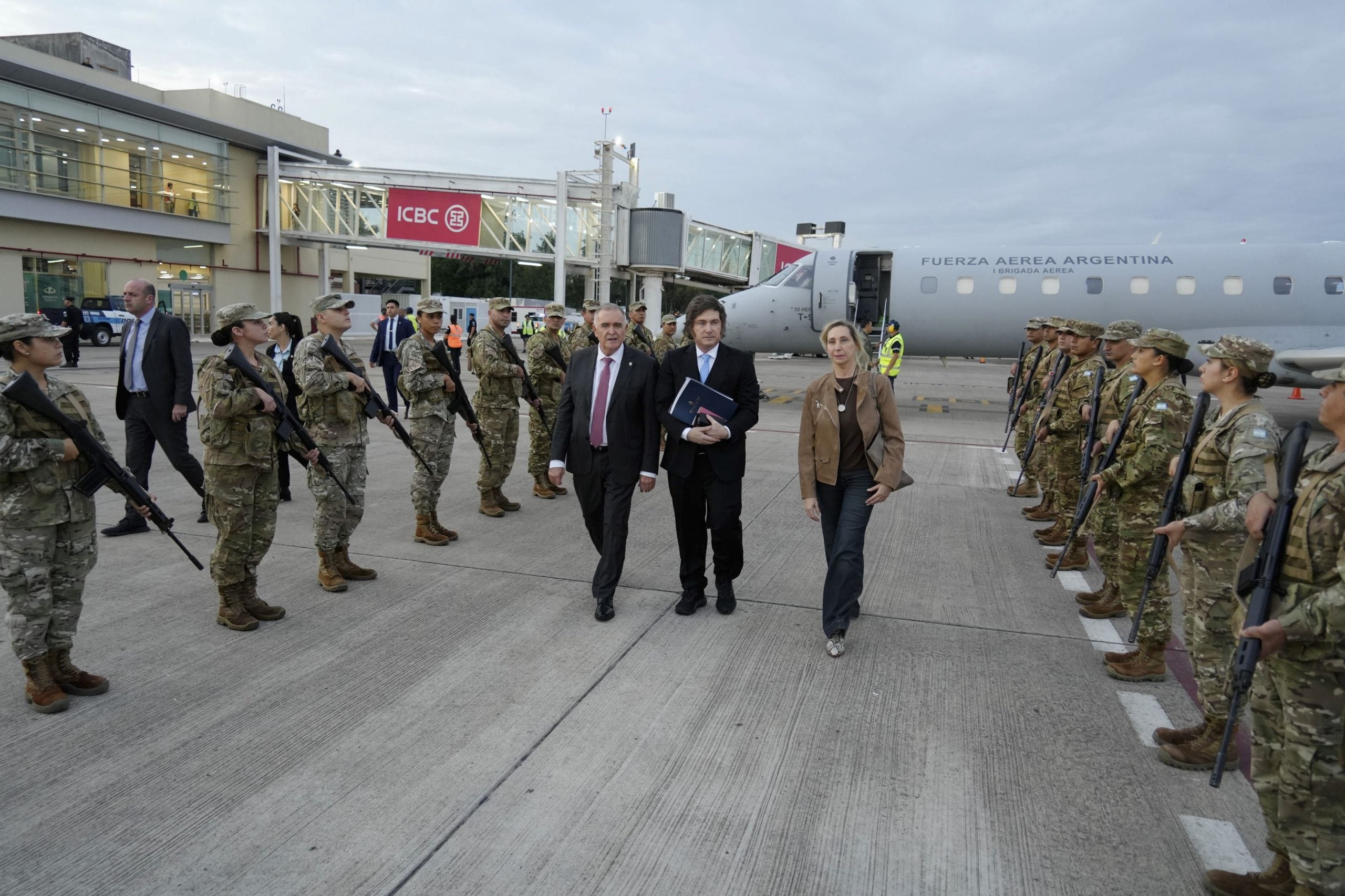 El presidente Javier Milei llegó a Tucumán donde fue recibido por el gobernador Osvaldo Jaldo y el vicegobernador Miguel Ángel Acevedo.