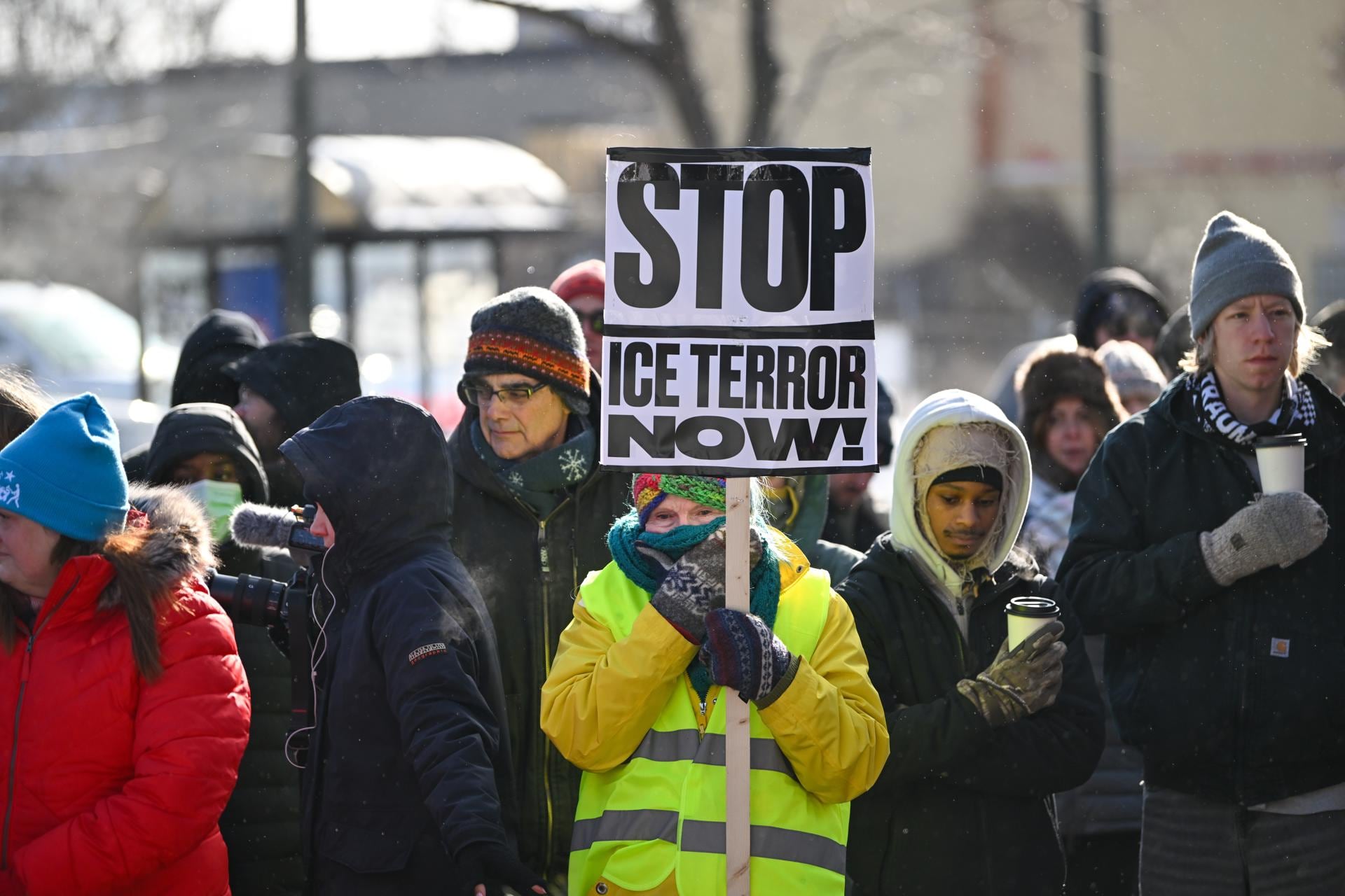 Minneapolis (United States), 25/01/2026.- A woman holds a sign reading 'Stop ICE terror now!'