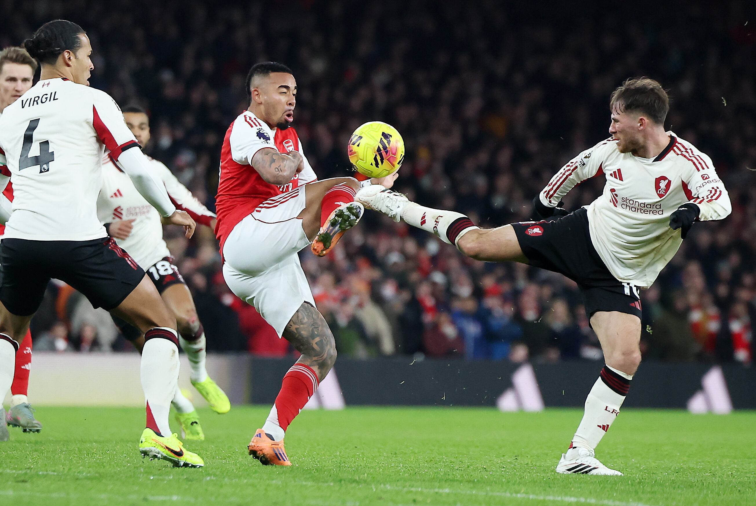 LONDON (United Kingdom), 08/01/2026.- Gabriel Jesus (C) of Arsenal in action against Alexis Mac Allister (R) of Liverpool during the English Premier League match between Arsenal FC and Liverpool FC, in London, Britain, 08 January 2026. (Reino Unido, Londres) EFE/EPA/NEIL HALL