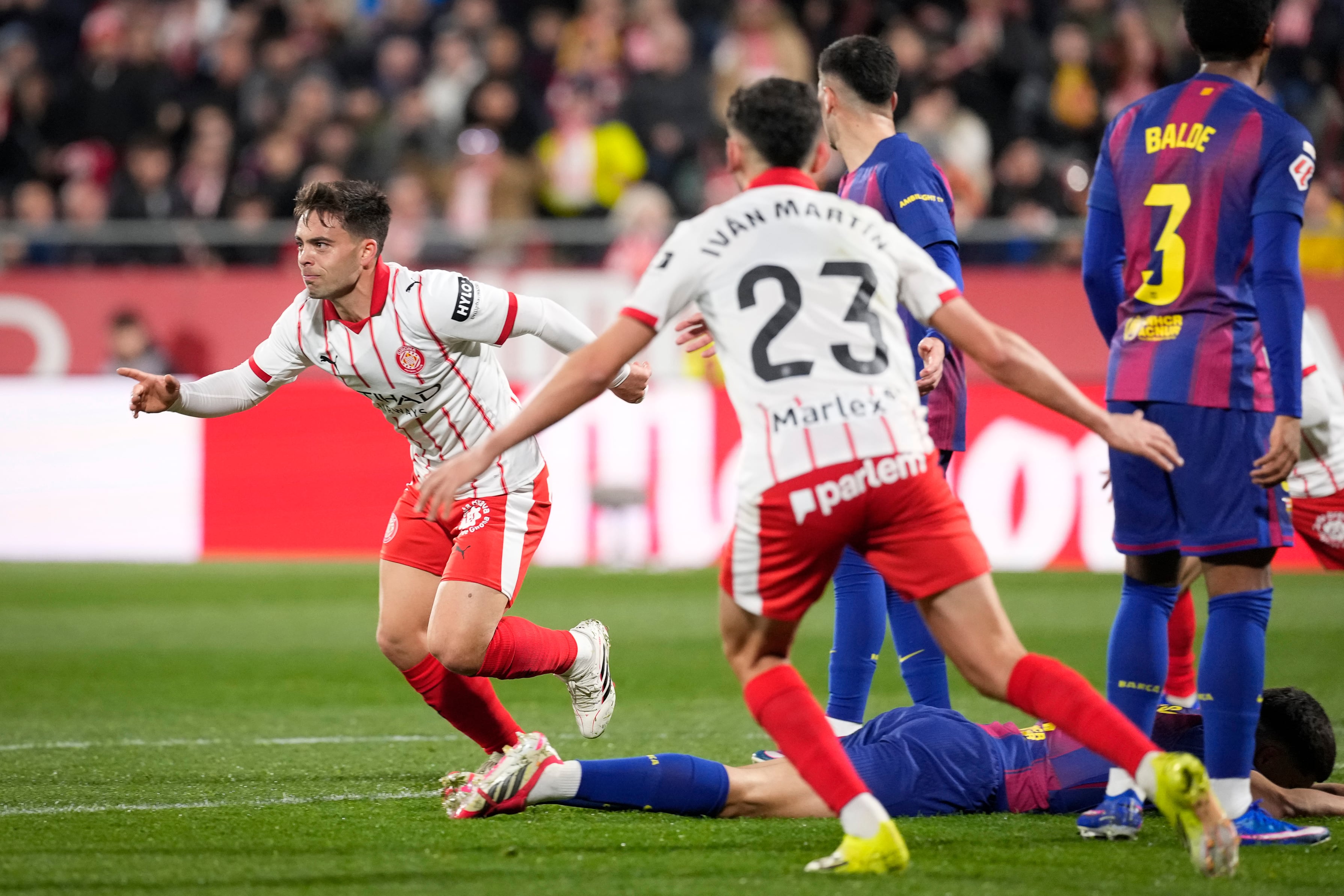 GIRONA, 16/02/2026.- El jugador del Girona, Fran Beltrán, celebra el segundo gol de su equipo durante el partido de LaLiga de fútbol que Girona FC y FC Barcelona disputan este lunes en el estadio de Moltilivi. EFE/Siu Wu.