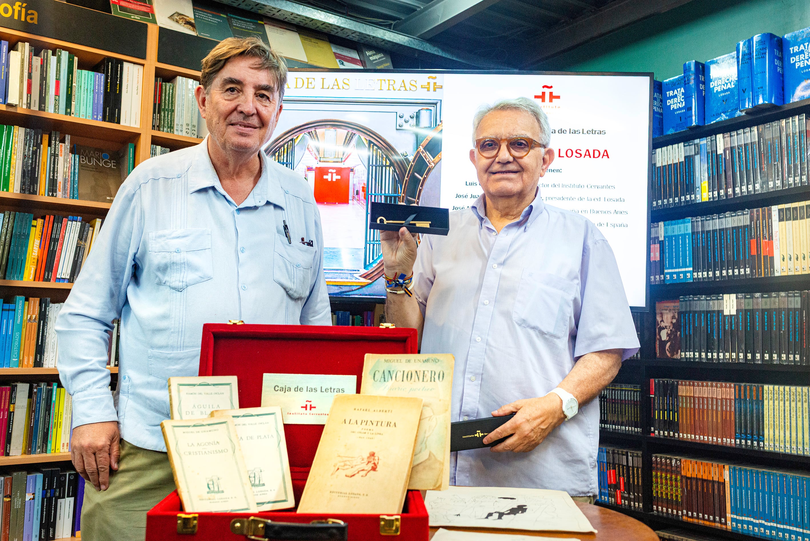 Luis García Montero, poeta y director del Instituto Cervantes junto a José Juan Fernández Reguera de Editorial Losada.