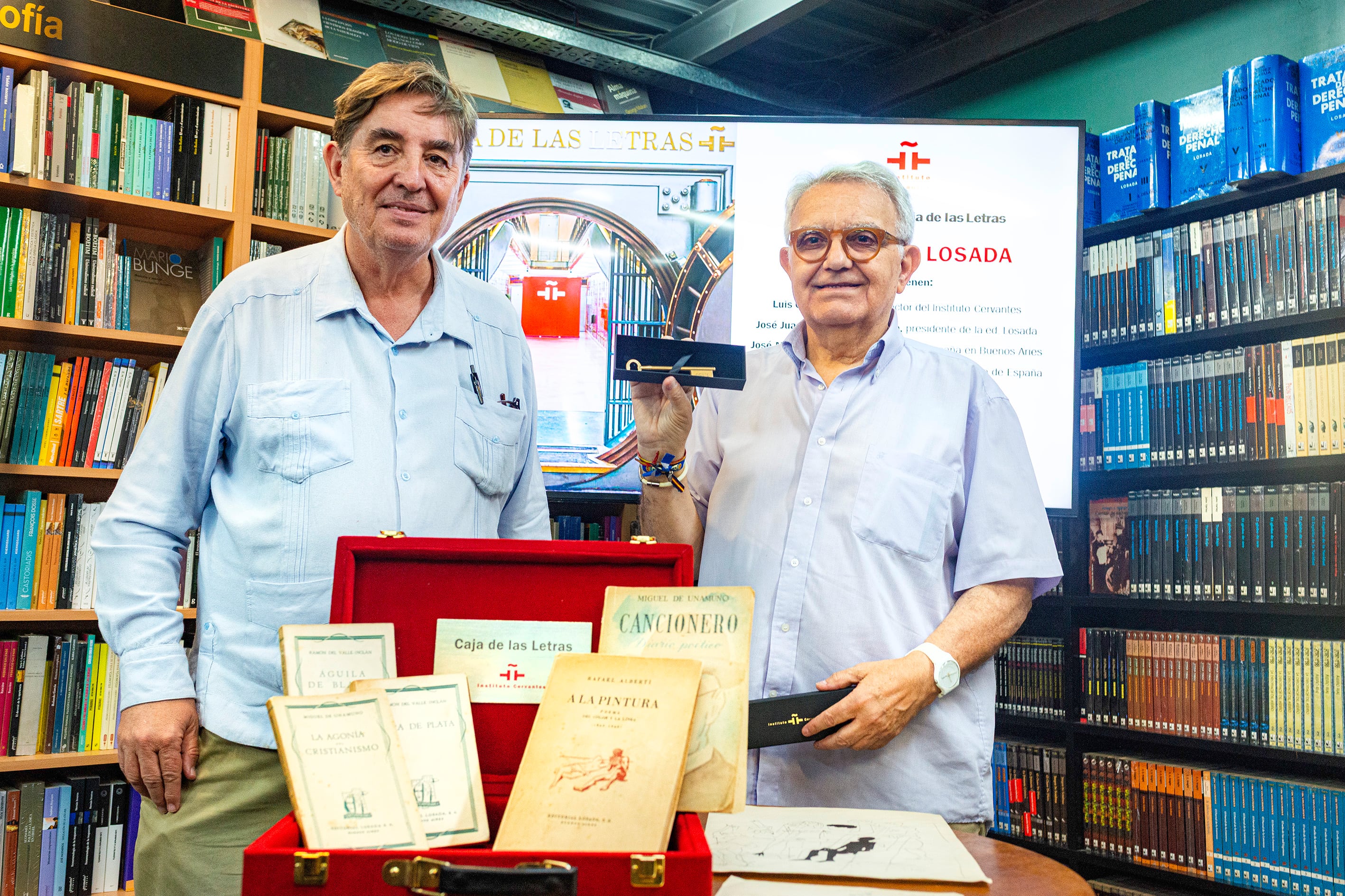 Luis García Montero, poeta y director del Instituto Cervantes junto a José Juan Fernández Reguera de Editorial Losada.