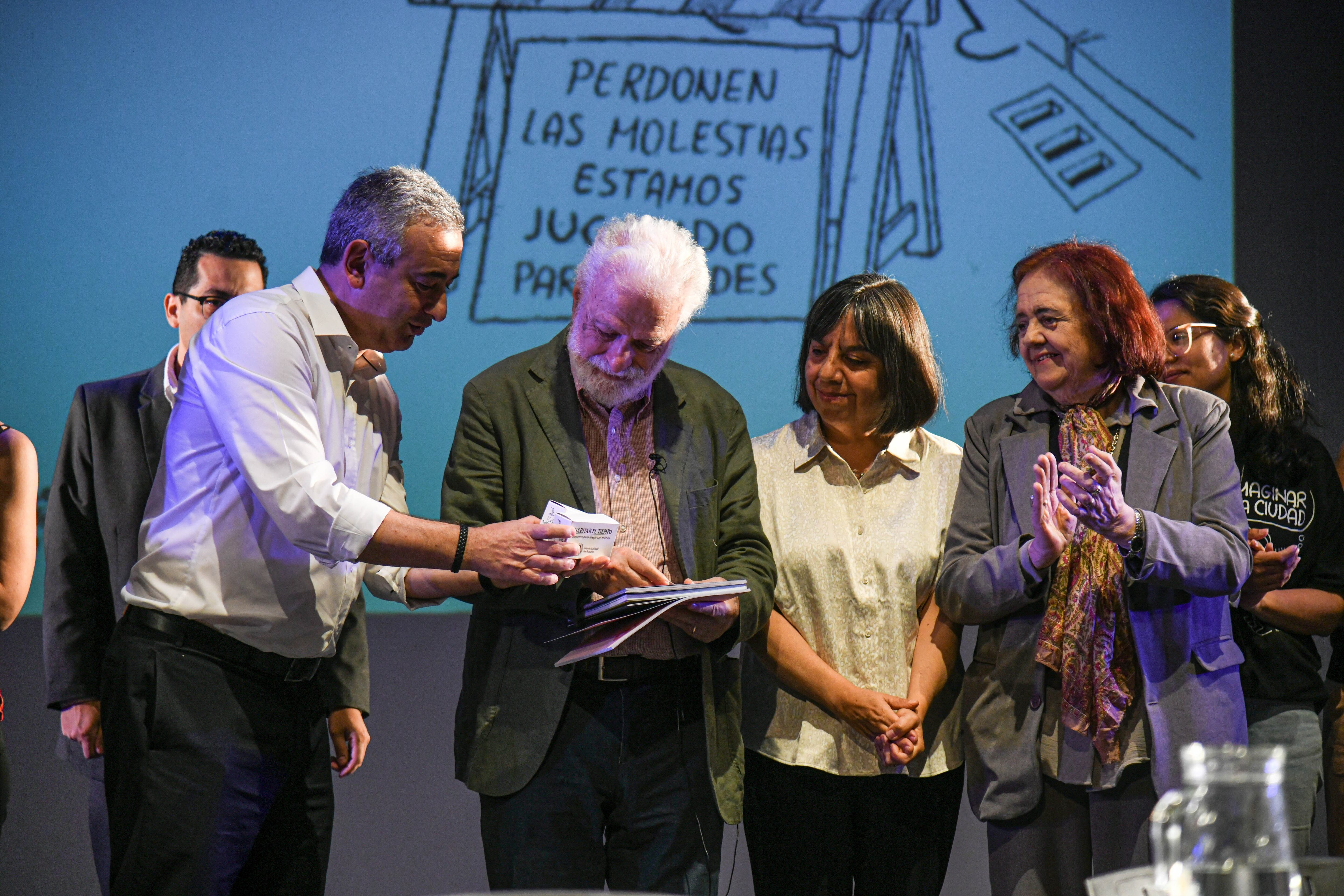 Rosario recibió la distinción internacional Francesco Tonucci
Durante la visita del pedagogo italiano creador del proyecto «La Ciudad de los Niños y las Niñas», Javkin recibió el reconocimiento, el primero otorgado a una ciudad como referente en la materia