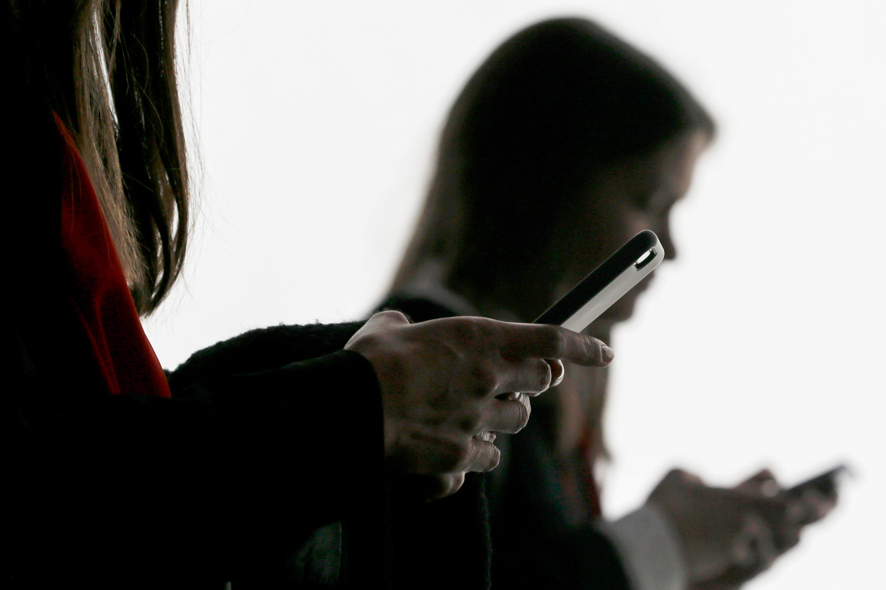 adolescente con celular