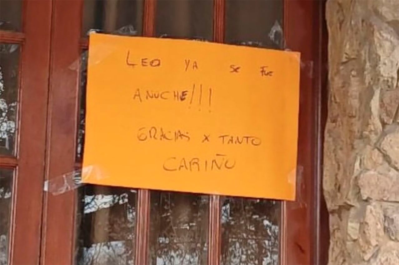 REDES SOCIALES 
    cartel   puerta  familia   scaloni