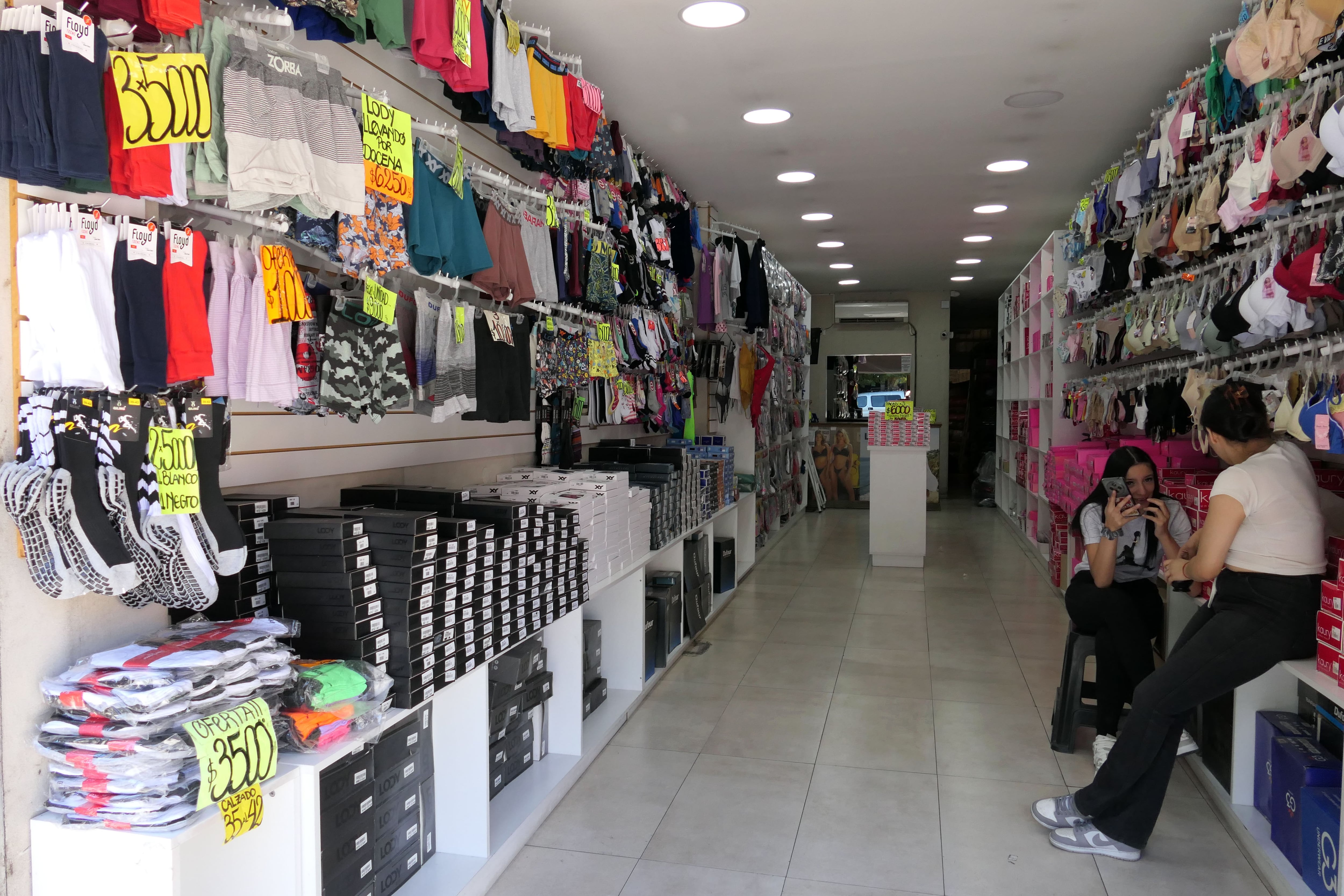 6-2-2026 ZONA DE VENTA DE ROPA EN CALLE AVELLANEDA EN EL BARRIO DE FLORES.
FOTO ENRIQUE GARCIA MEDINA