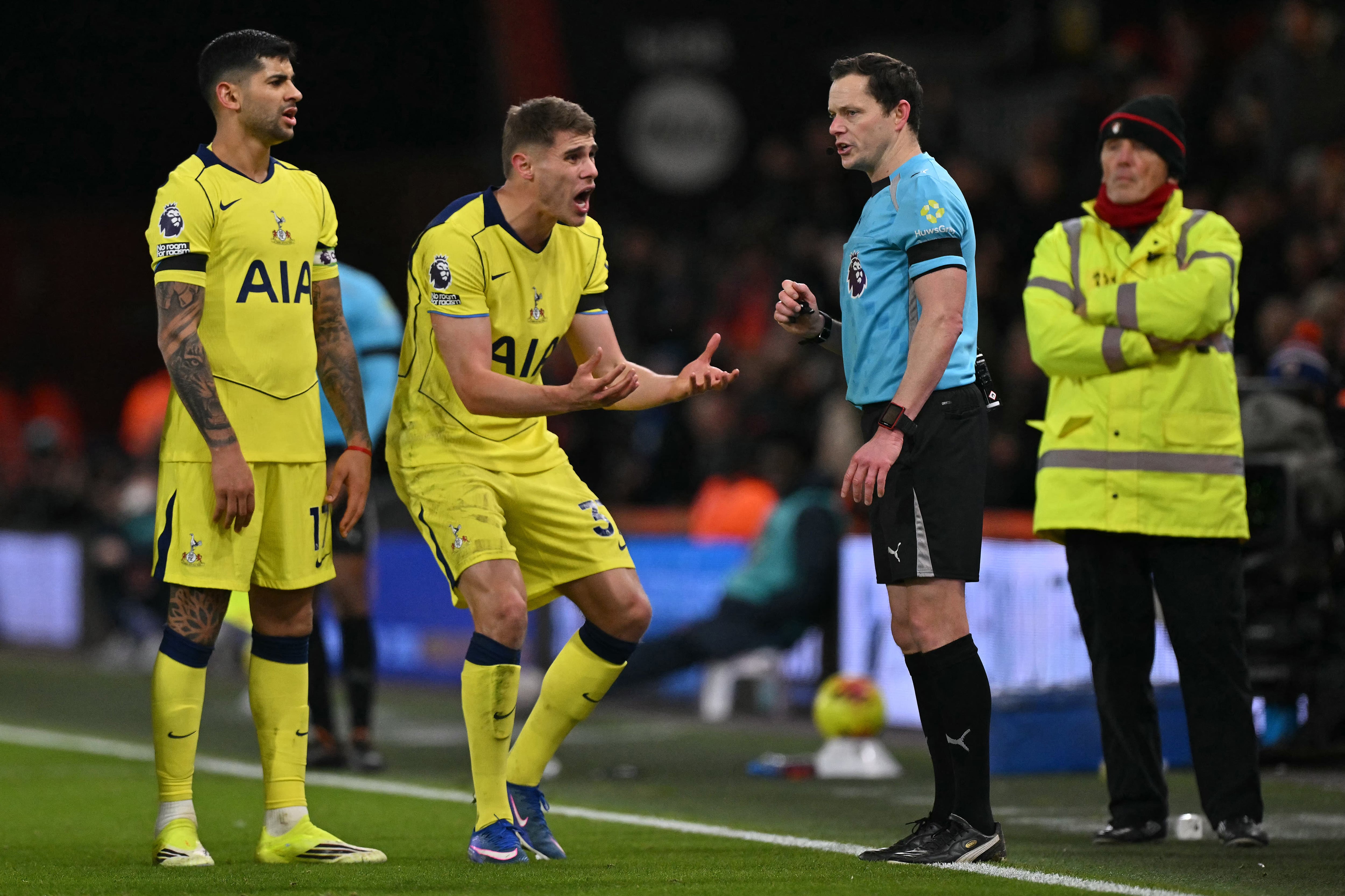 Tottenham Hotspur's Dutch defender #37 Micky van de Ven pleads with referee Darren England during the English Premier League football match between Bournemouth and Tottenham Hotspur at the Vitality Stadium in Bournemouth, southern England on January 7, 2026. (Photo by Glyn KIRK / AFP) / RESTRICTED TO EDITORIAL USE. NO USE WITH UNAUTHORIZED AUDIO, VIDEO, DATA, FIXTURE LISTS, CLUB/LEAGUE LOGOS OR 'LIVE' SERVICES. ONLINE IN-MATCH USE LIMITED TO 120 IMAGES. AN ADDITIONAL 40 IMAGES MAY BE USED IN EXTRA TIME. NO VIDEO EMULATION. SOCIAL MEDIA IN-MATCH USE LIMITED TO 120 IMAGES. AN ADDITIONAL 40 IMAGES MAY BE USED IN EXTRA TIME. NO USE IN BETTING PUBLICATIONS, GAMES OR SINGLE CLUB/LEAGUE/PLAYER PUBLICATIONS. /