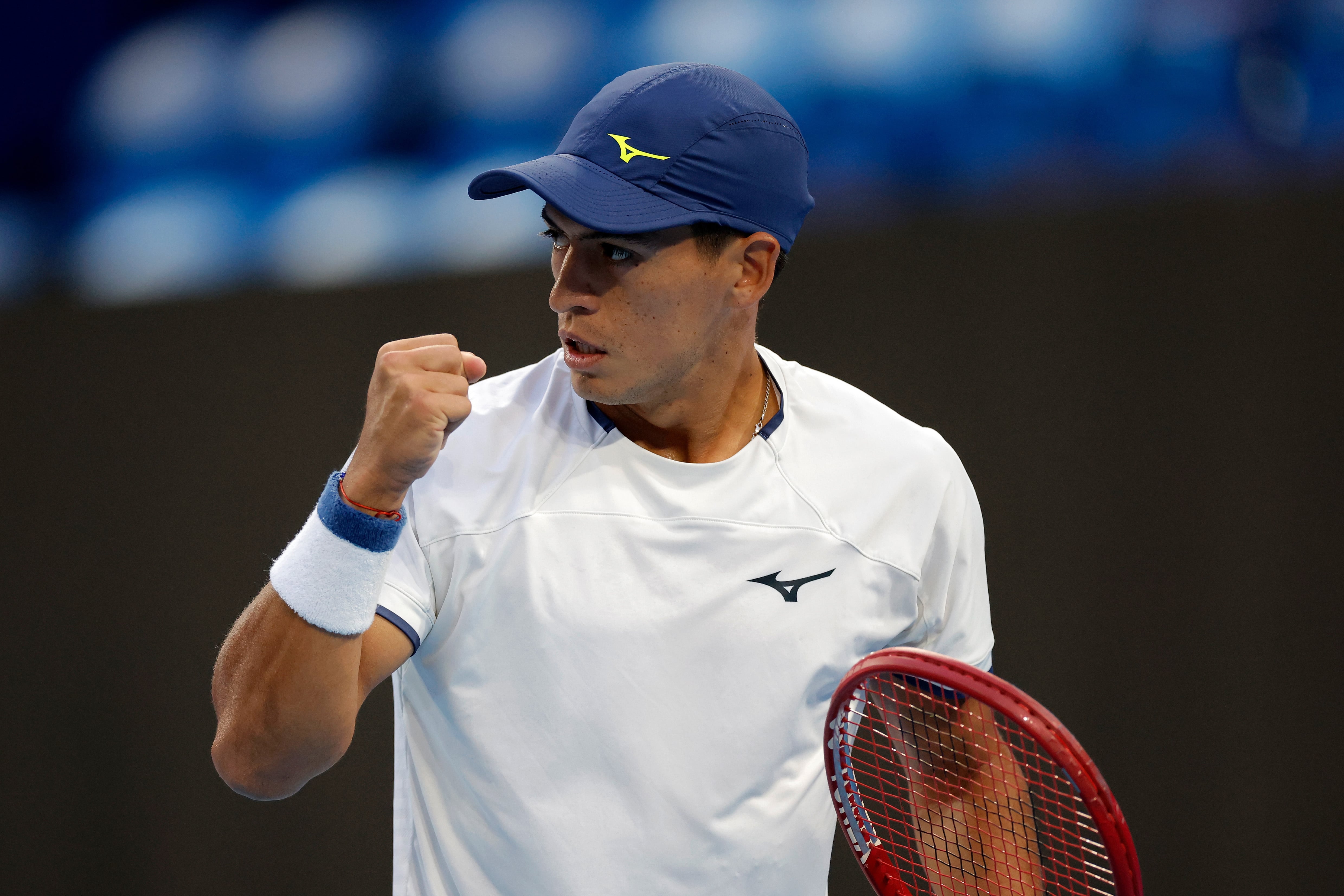 PERTH (Australia), 07/01/2026.- Sebastian Baez of Argentina in action against Stan Wawrinka of Switzerland during the quarterfinal match between Switzerland and Argentina at the United Cup tennis tournament at the RAC Arena in Perth, Australia, 07 January 2026. (Tenis, Suiza) EFE/EPA/RICHARD WAINWRIGHT AUSTRALIA AND NEW ZEALAND OUT