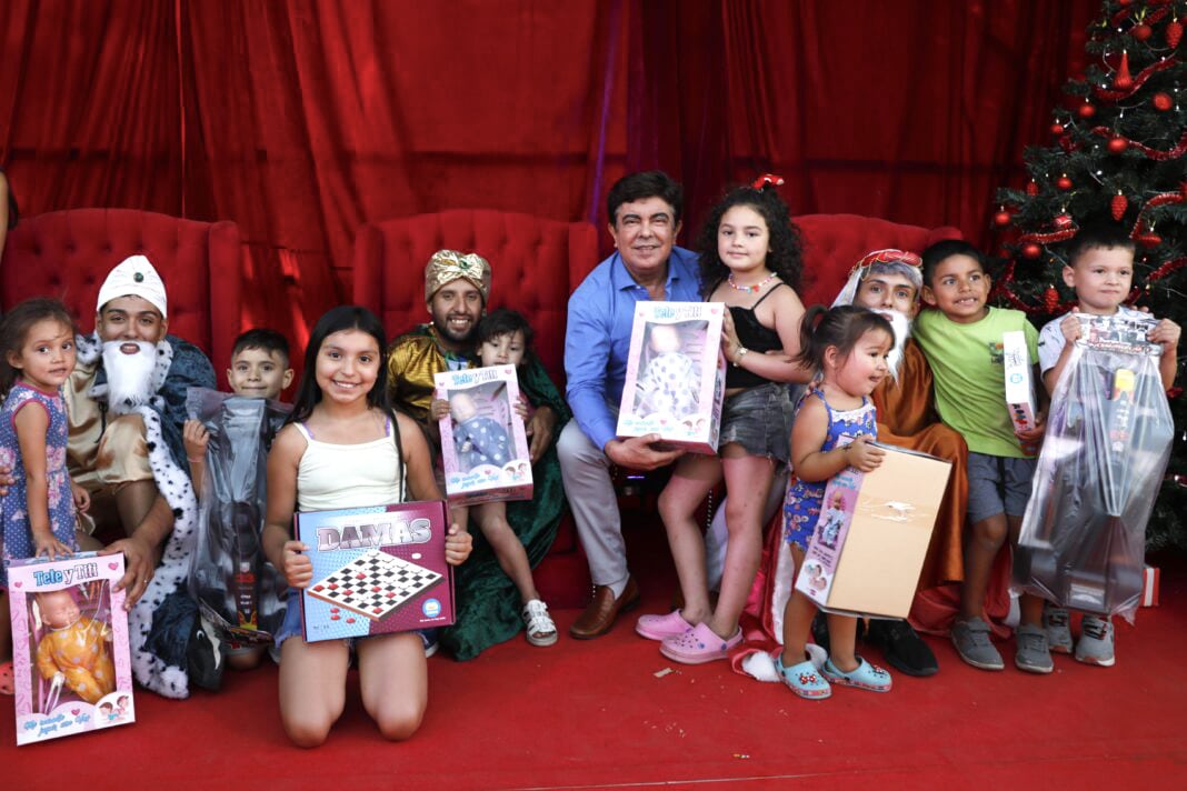 Fernando Espinoza, entrega de juguetes en La Matanza