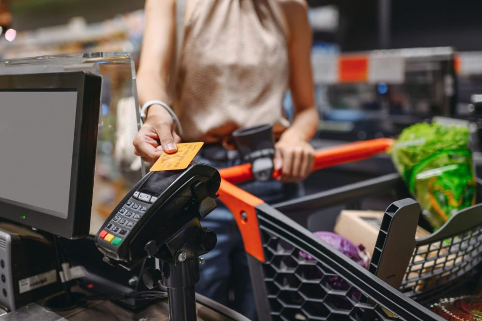 Endeudamiento con tarjetas, supermercado, familias, crisis economica