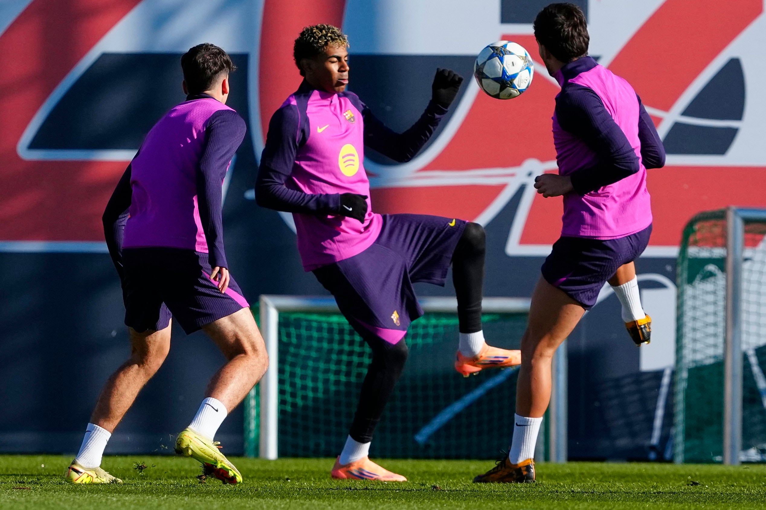 BARCELONA, 08/12/2025.- El jugador del FC Barcelona, Lamine YAmal (c) durante el entrenamiento llevado a cabo este lunes en la ciudad deportiva Joan Gamper. EFE/Alejandro García