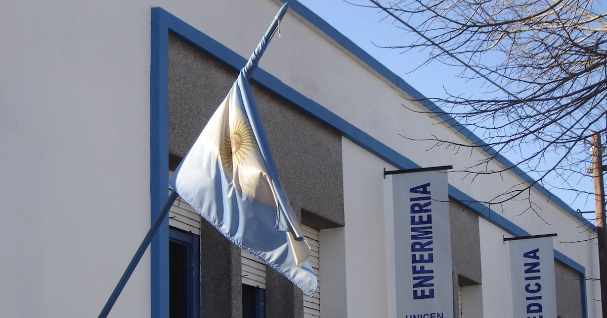 Un docente dijo en clase que a una alumna había que “matarla, cargarla en el baúl de un Falcon verde y tirarla por ahí”
