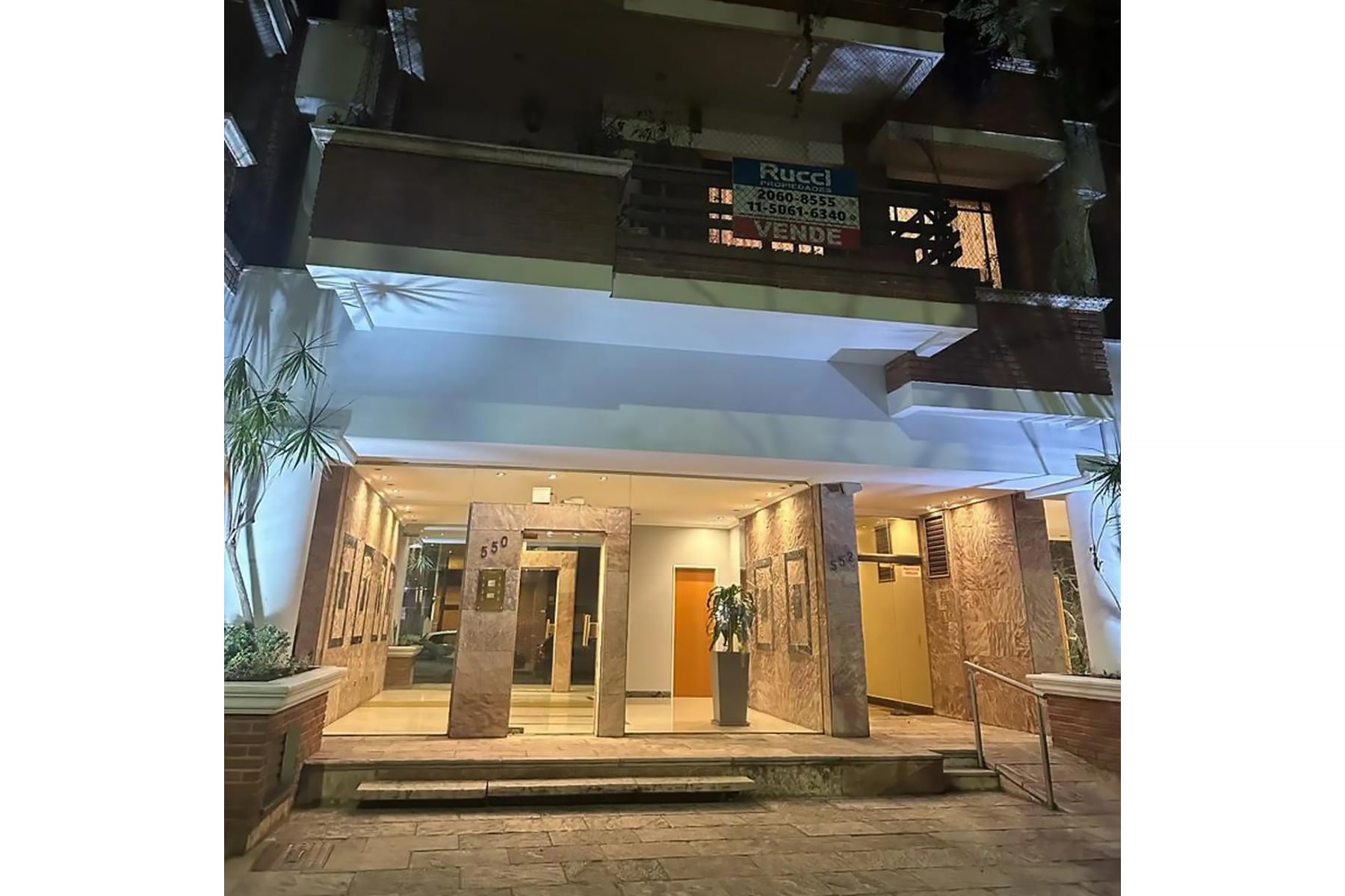 Edificio del departamento de Manuel Adorni