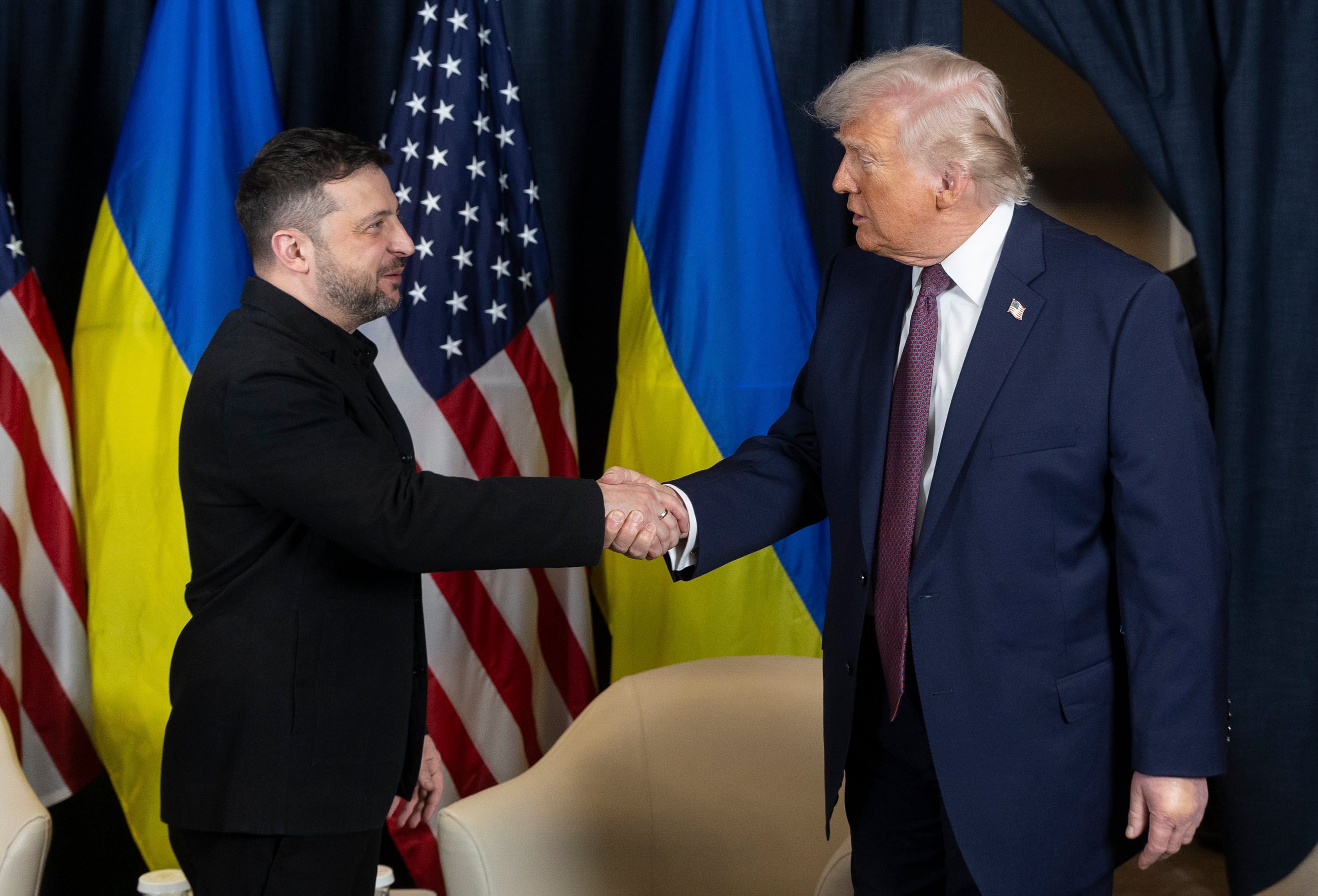 Davos (Switzerland), 22/01/2026.- A handout photo made available by the Ukrainian Presidential Press Service shows Ukraine's President Volodymyr Zelensky (L) shaking hands with US President Donald Trump (R) during their meeting on the sidelines of the 56th annual meeting of the World Economic Forum (WEF), in Davos, Switzerland, 22 January 2026. The 2026 summit, running from 19 to 23 January and held under the theme 'A Spirit of Dialogue,' brings together global political leaders, corporate executives, and scientists to address international challenges. (Suiza, Ucrania) EFE/EPA/UKRAINIAN PRESIDENTIAL PRESS SERVICE HANDOUT -- MANDATORY CREDIT: UKRAINIAN PRESIDENTIAL PRESS SERVICE -- HANDOUT EDITORIAL USE ONLY/NO SALES