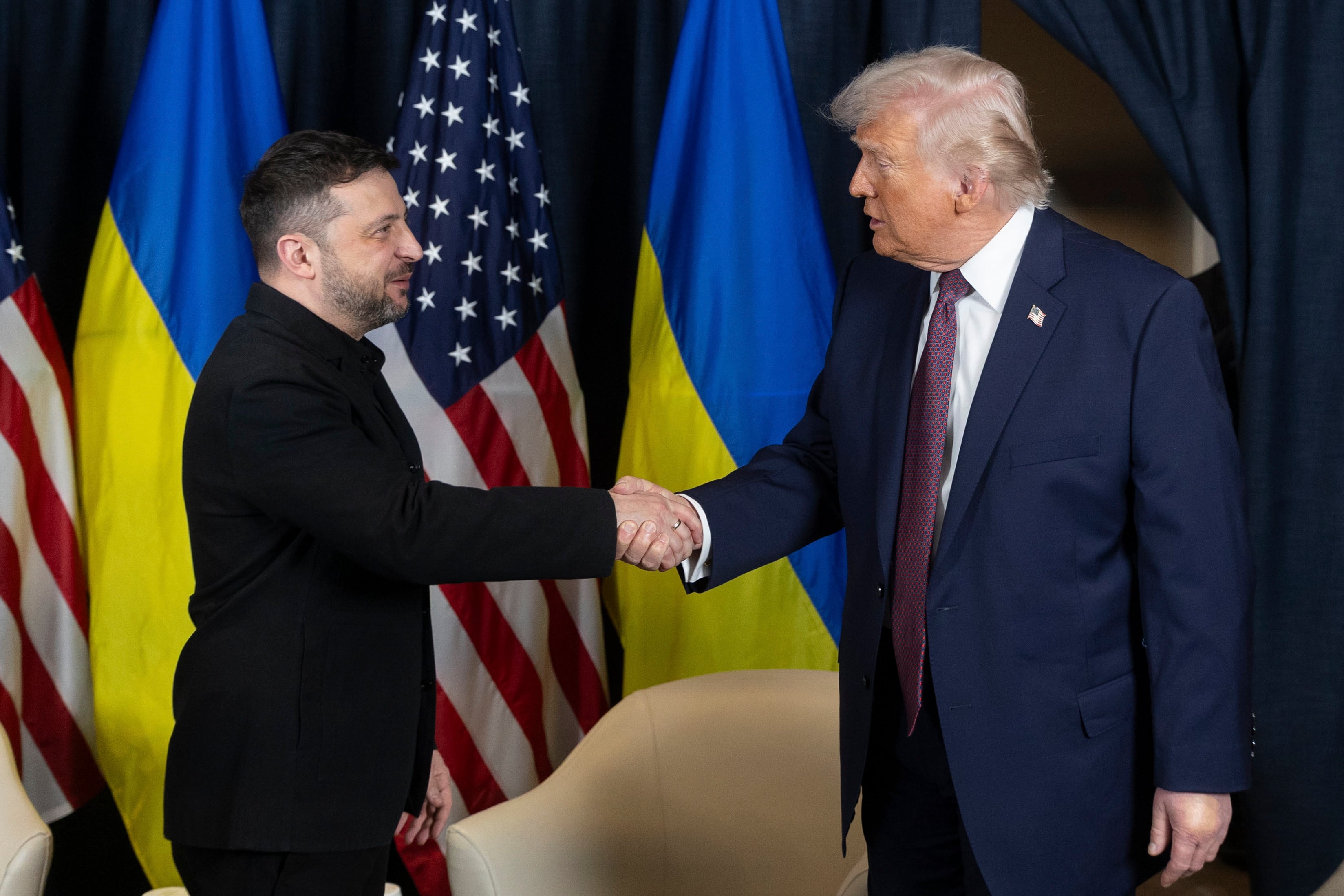 Davos (Switzerland), 22/01/2026.- A handout photo made available by the Ukrainian Presidential Press Service shows Ukraine's President Volodymyr Zelensky (L) shaking hands with US President Donald Trump (R) during their meeting on the sidelines of the 56th annual meeting of the World Economic Forum (WEF), in Davos, Switzerland, 22 January 2026. The 2026 summit, running from 19 to 23 January and held under the theme 'A Spirit of Dialogue,' brings together global political leaders, corporate executives, and scientists to address international challenges. (Suiza, Ucrania) EFE/EPA/UKRAINIAN PRESIDENTIAL PRESS SERVICE HANDOUT -- MANDATORY CREDIT: UKRAINIAN PRESIDENTIAL PRESS SERVICE -- HANDOUT EDITORIAL USE ONLY/NO SALES